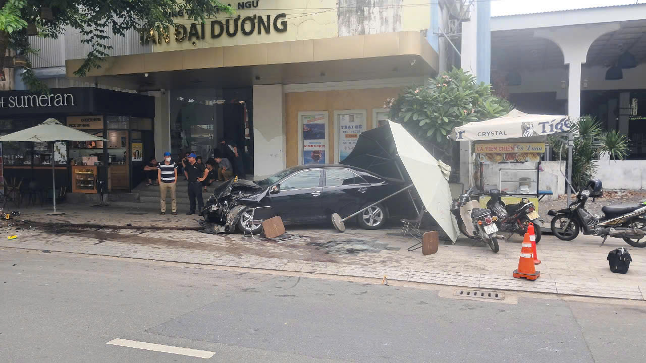 Ô tô gây tai nạn liên hoàn trên đường phố ở Quảng Ngãi - Ảnh 2.