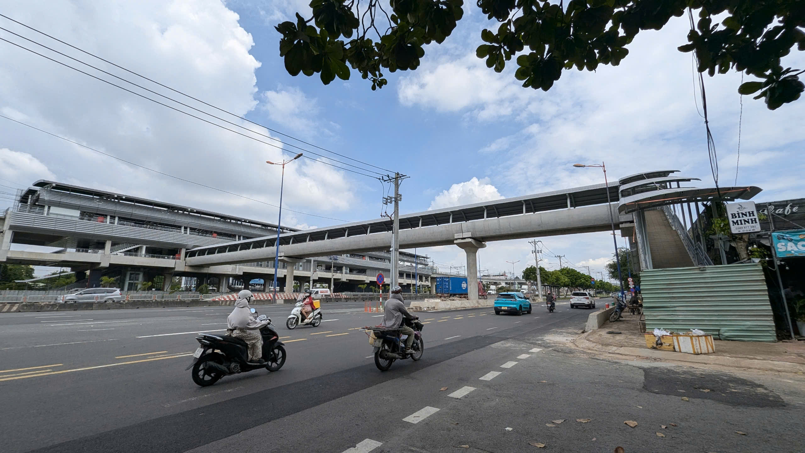 TP HCM: Nam thanh niên "may mắn" sau khi ngã từ cầu bộ hành ga metro- Ảnh 1.