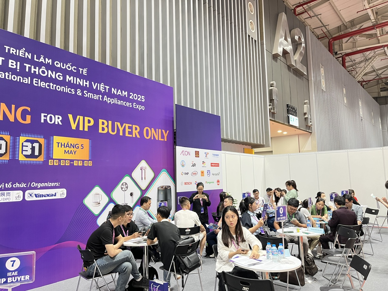 Tr&agrave;n ngập phụ kiện Trung Quốc tại Triển l&atilde;m Quốc tế Điện tử v&agrave; Thiết bị th&ocirc;ng minh Việt Nam 2025- Ảnh 7.