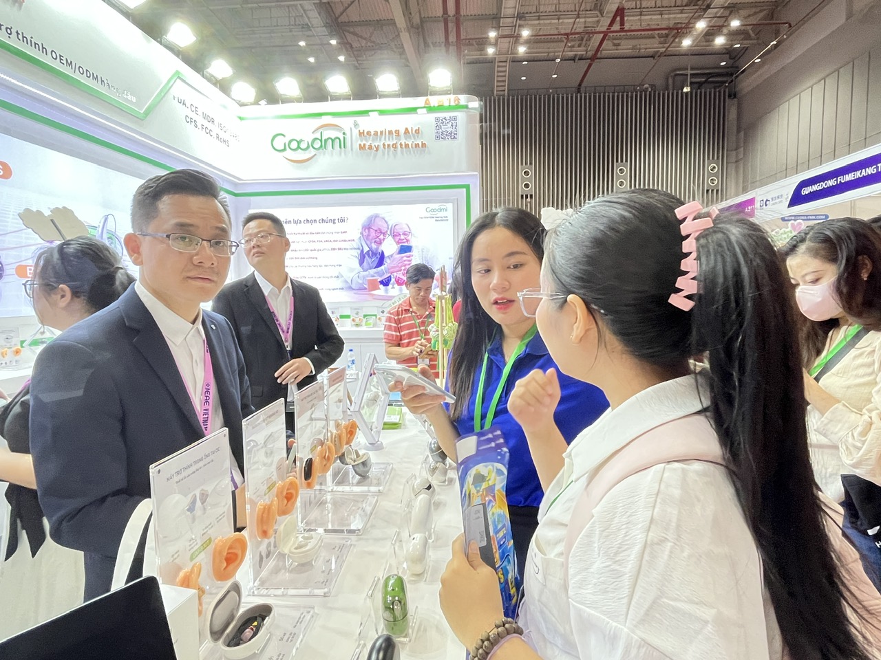 Tr&agrave;n ngập phụ kiện Trung Quốc tại Triển l&atilde;m Quốc tế Điện tử v&agrave; Thiết bị th&ocirc;ng minh Việt Nam 2025- Ảnh 1.