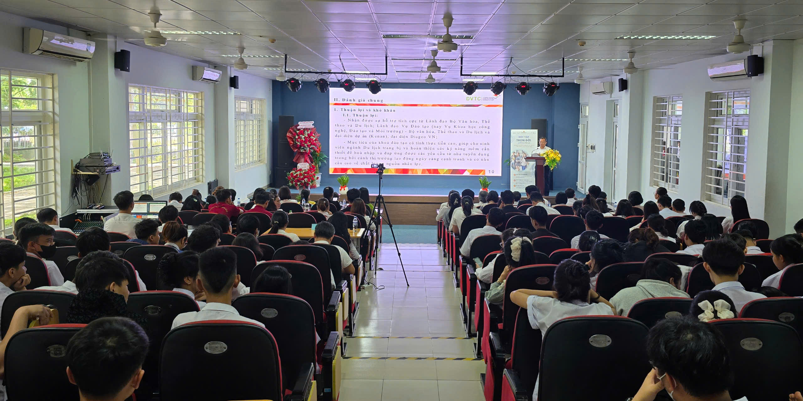 Trang bị 4 nh&oacute;m kỹ năng thiết yếu cho sinh vi&ecirc;n ng&agrave;nh du lịch - Ảnh 1.