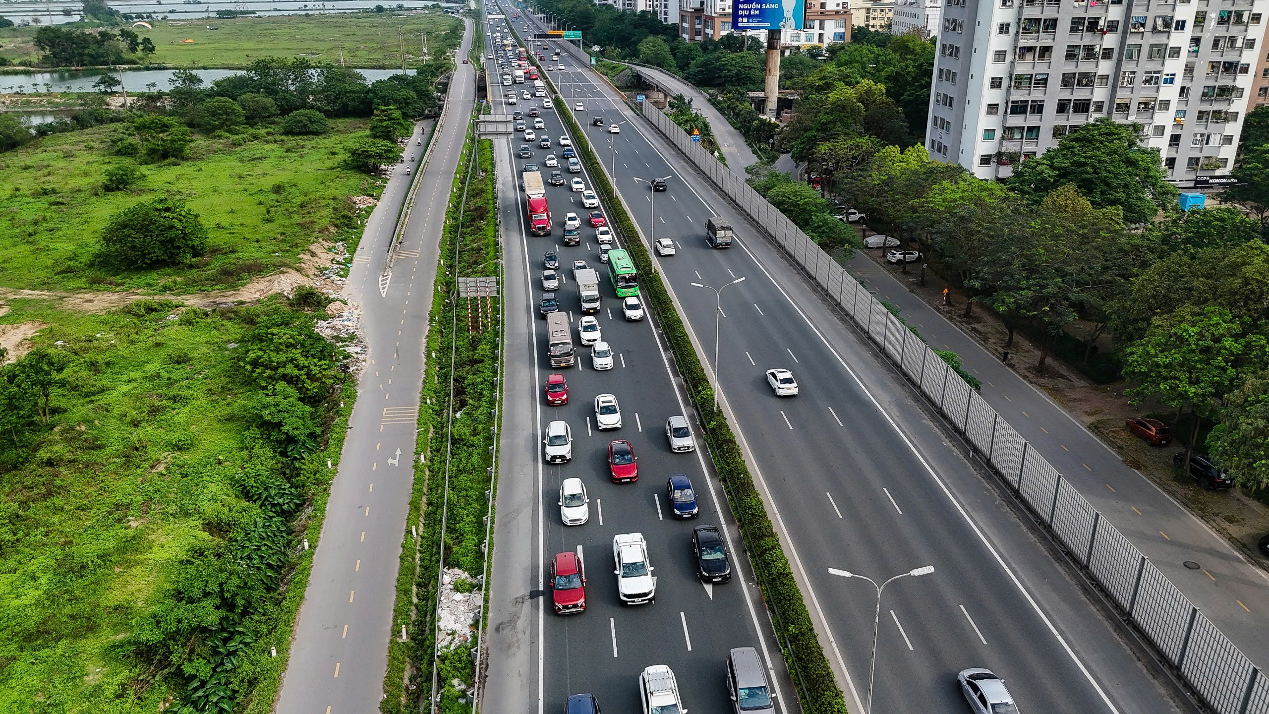 Chưa hết ng&agrave;y nghỉ lễ, xe &ocirc; t&ocirc; đ&atilde; &ugrave;n &ugrave;n trở về H&agrave; Nội, c&aacute;c cửa ng&otilde; thủ đ&ocirc; tắc nghẽn h&agrave;ng km- Ảnh 3.