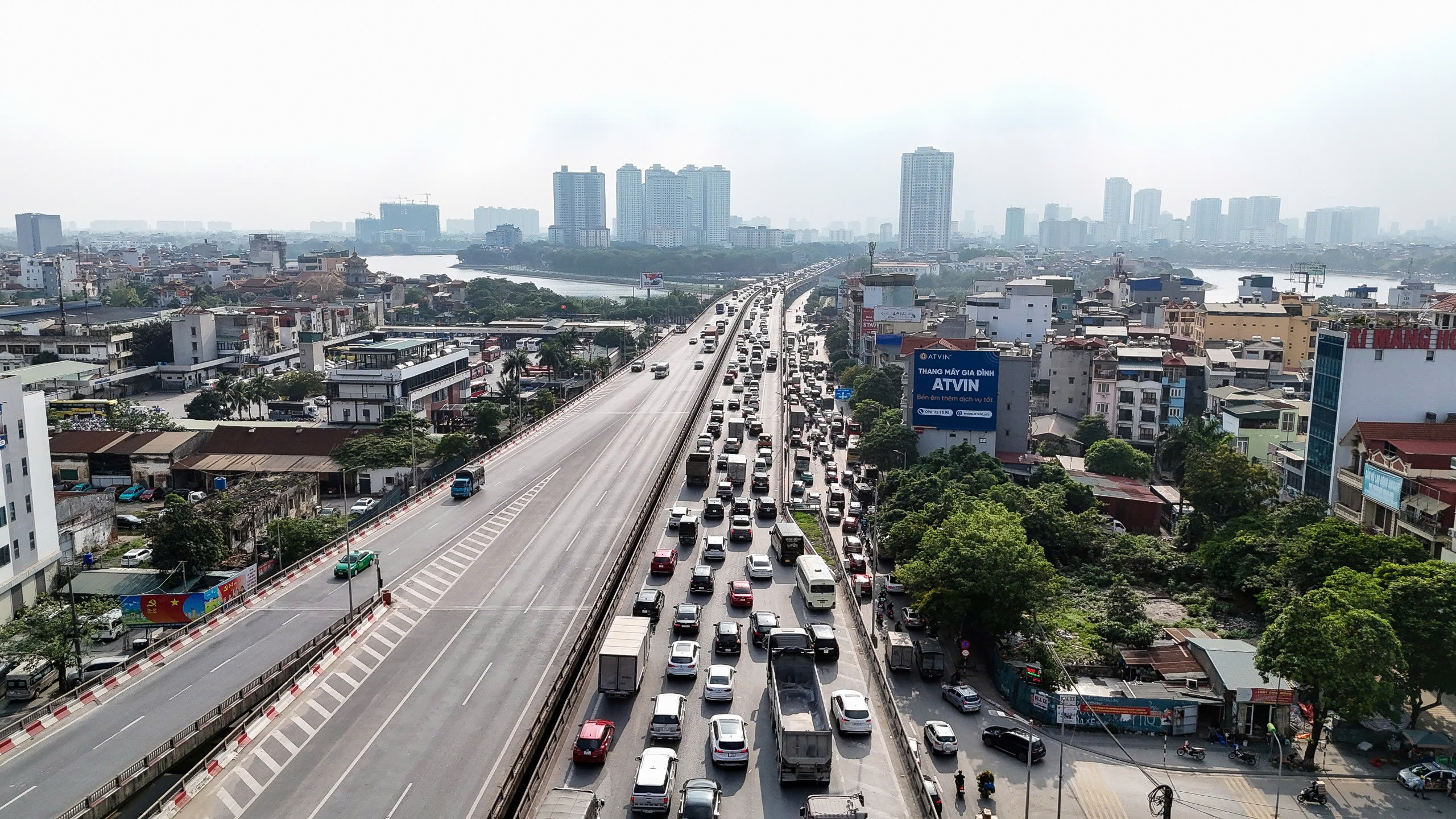 Chưa hết ng&agrave;y nghỉ lễ, xe &ocirc; t&ocirc; đ&atilde; &ugrave;n &ugrave;n trở về H&agrave; Nội, c&aacute;c cửa ng&otilde; thủ đ&ocirc; tắc nghẽn h&agrave;ng km- Ảnh 7.