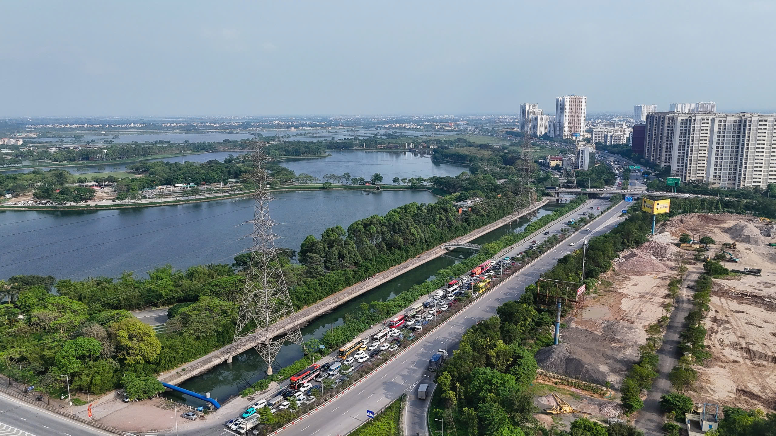 Chưa hết ng&agrave;y nghỉ lễ, xe &ocirc; t&ocirc; đ&atilde; &ugrave;n &ugrave;n trở về H&agrave; Nội, c&aacute;c cửa ng&otilde; thủ đ&ocirc; tắc nghẽn h&agrave;ng km- Ảnh 2.
