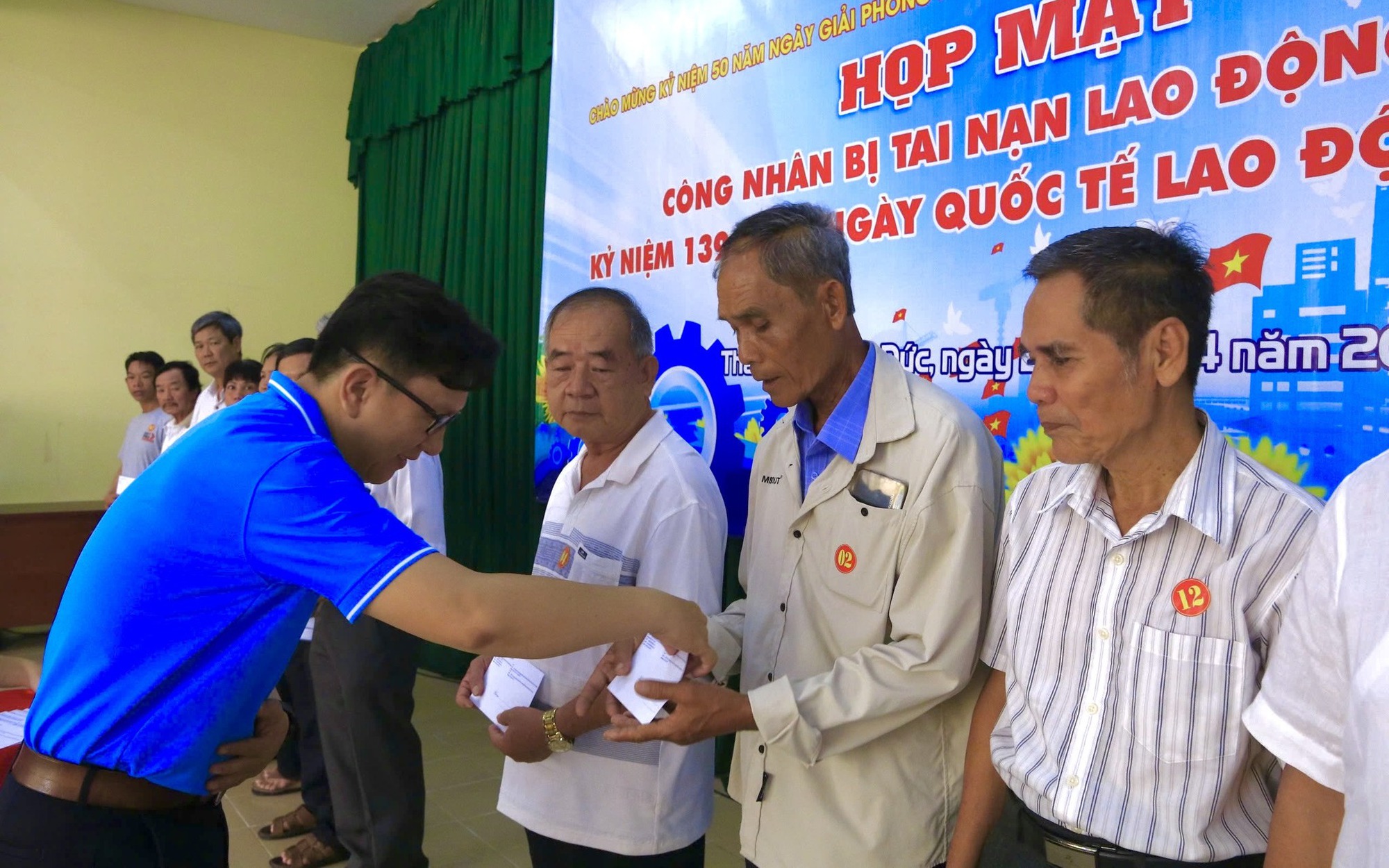 Thăm hỏi công nhân bị tai nạn lao động