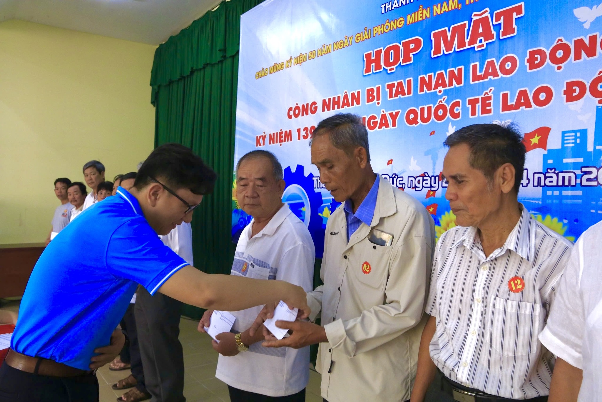 Thăm hỏi công nhân bị tai nạn lao động- Ảnh 1.