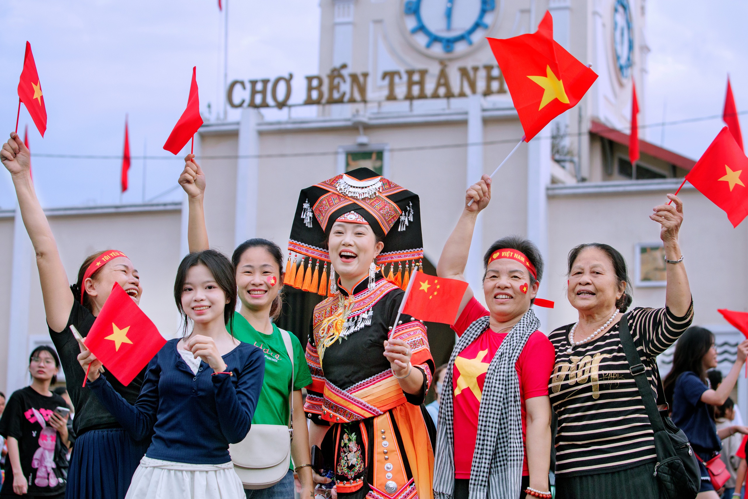 Ảnh đẹp trong tuần: Triệu niềm vui trong ng&agrave;y thống nhất - Ảnh 1.