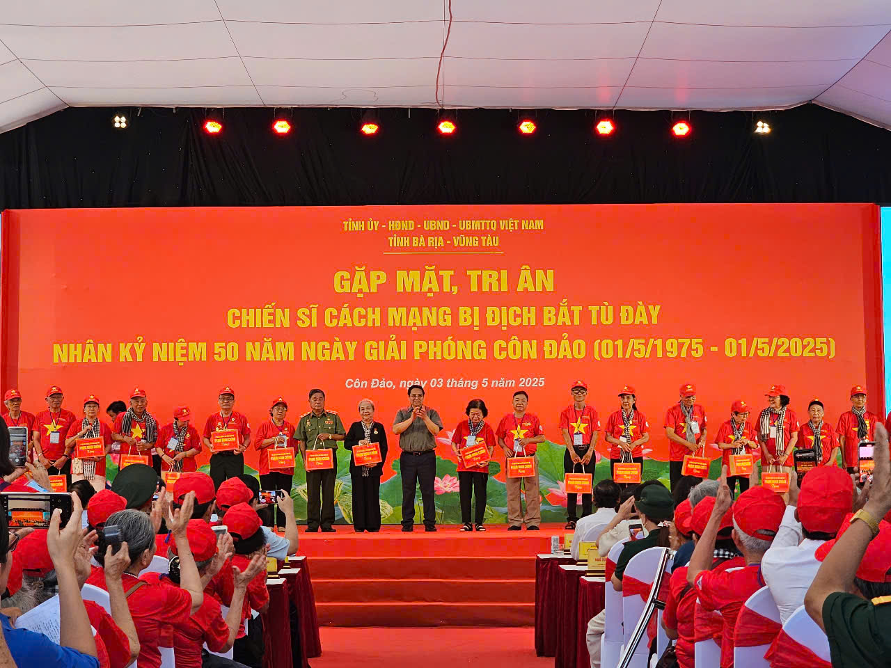 Thủ tướng Phạm Minh Chính gặp mặt, tri ân chiến sĩ cách mạng bị địch bắt tù đày tại Côn Đảo- Ảnh 1.