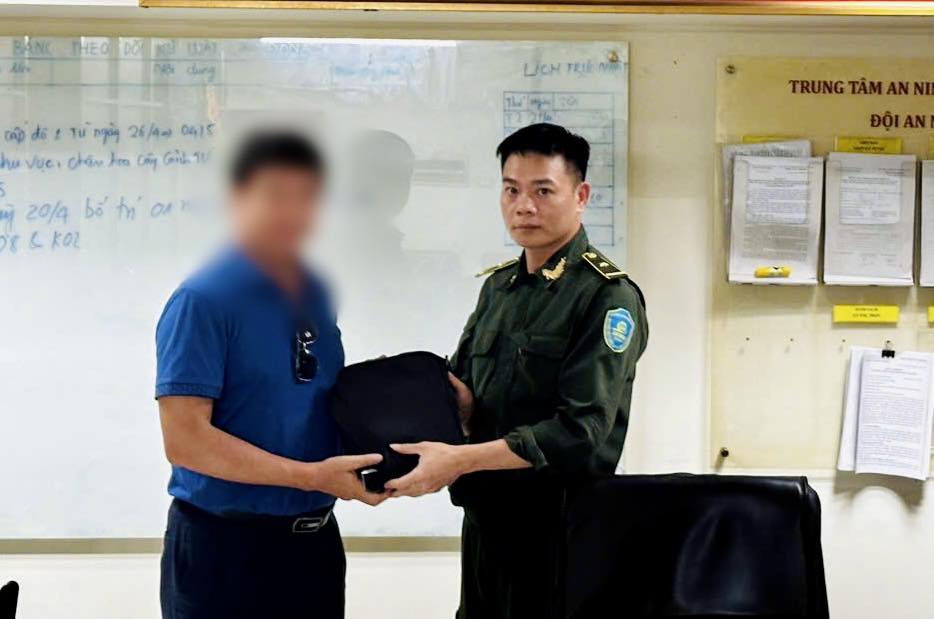 Người đàn ông để quên điện thoại và gần 85 triệu đồng tại sân bay- Ảnh 1.