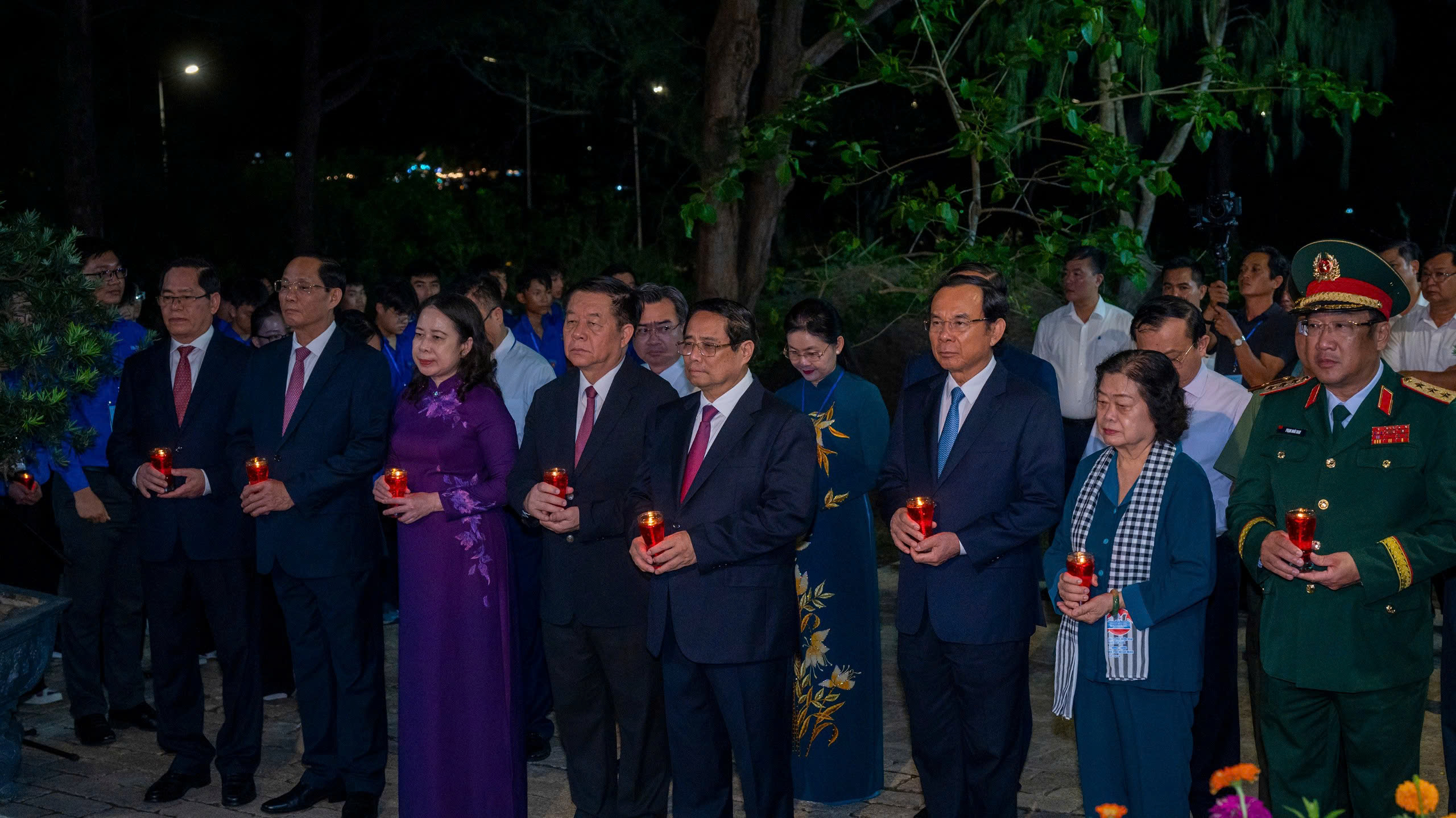 Thủ tướng Phạm Minh Chính dự lễ thắp nến tri ân tại Nghĩa trang Hàng Dương- Ảnh 1.