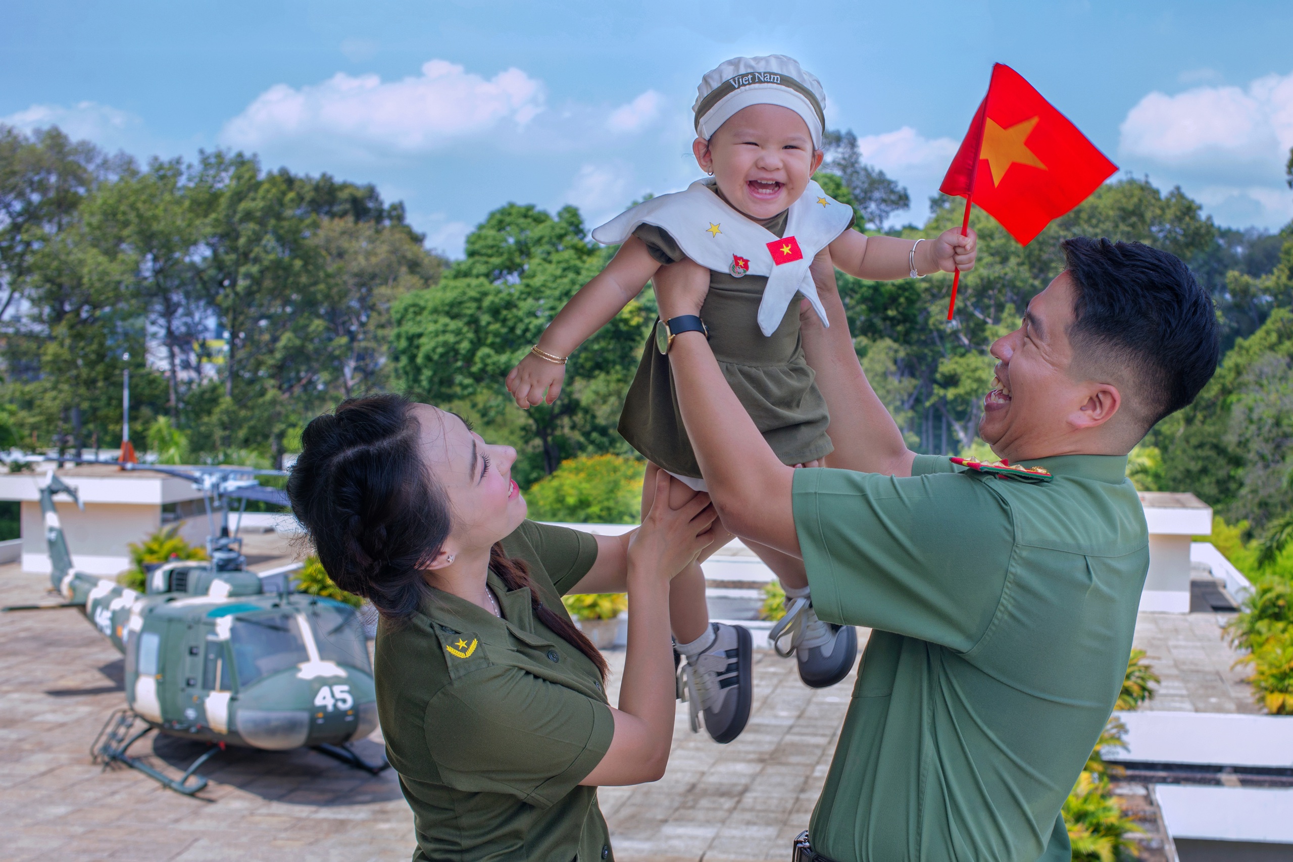 Ảnh đẹp trong tuần: Triệu niềm vui trong ng&agrave;y thống nhất - Ảnh 4.