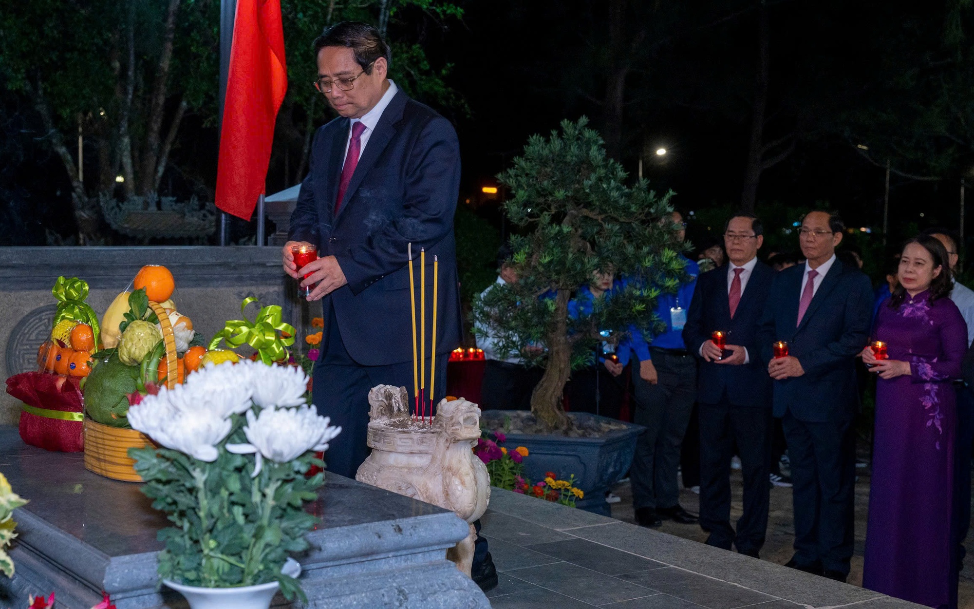 Thủ tướng Phạm Minh Chính dự lễ thắp nến tri ân tại Nghĩa trang Hàng Dương