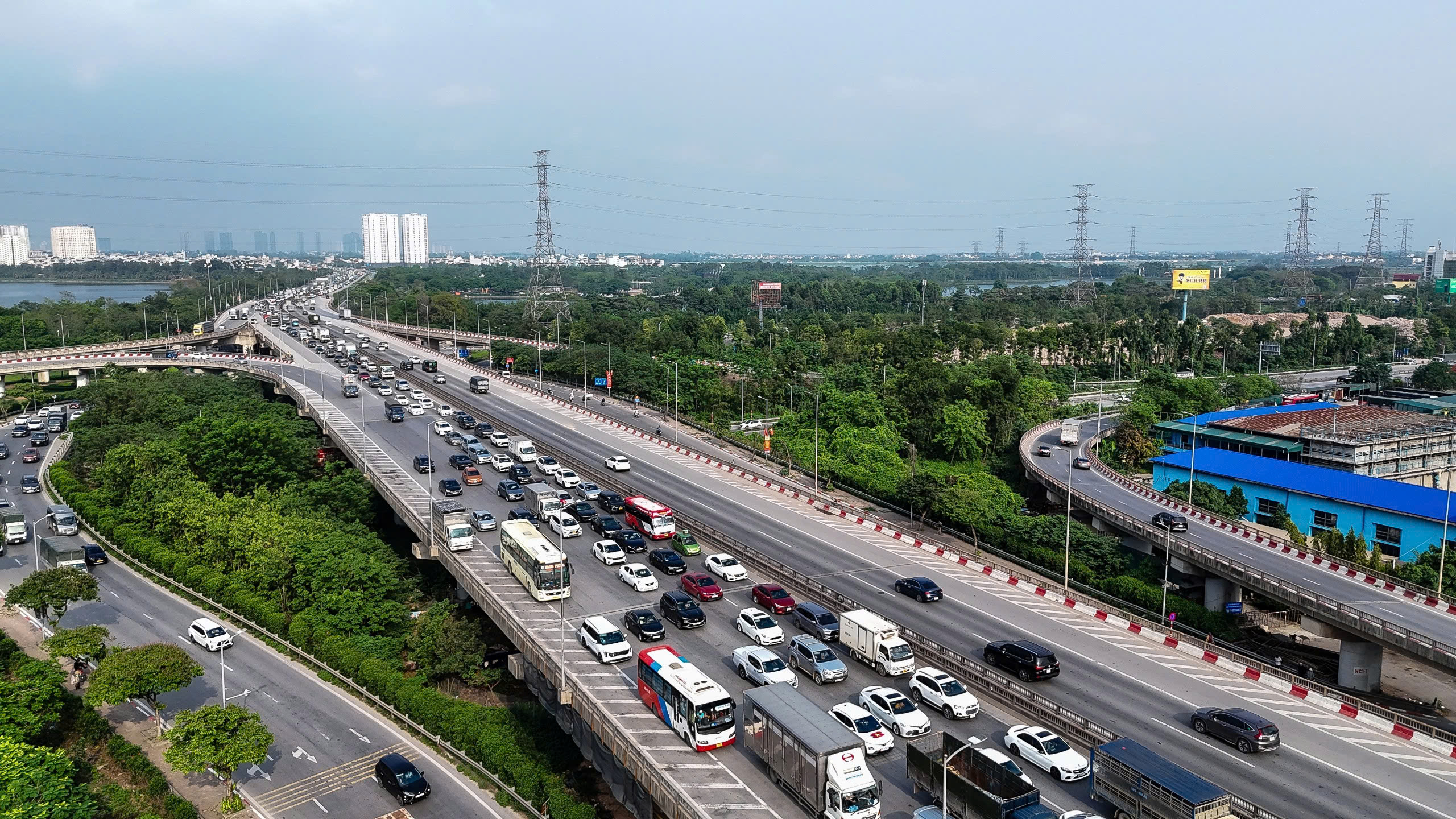 Chưa hết ng&agrave;y nghỉ lễ, xe &ocirc; t&ocirc; đ&atilde; &ugrave;n &ugrave;n trở về H&agrave; Nội, c&aacute;c cửa ng&otilde; thủ đ&ocirc; tắc nghẽn h&agrave;ng km- Ảnh 1.