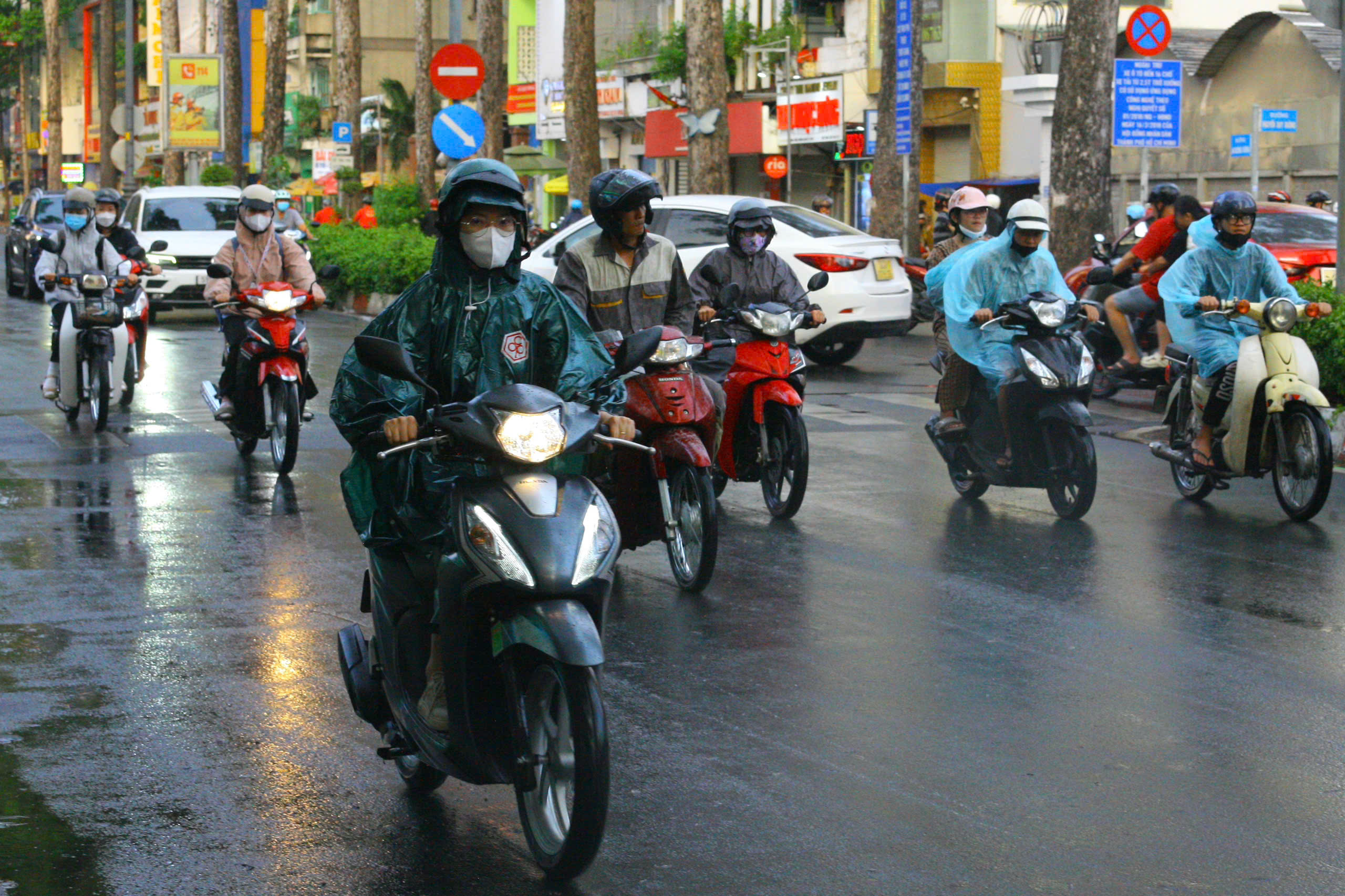 Thời tiết TP HCM h&ocirc;m nay, 3-5: Nắng n&oacute;ng gi&aacute;n đoạn, c&oacute; mưa d&ocirc;ng - Ảnh 1.