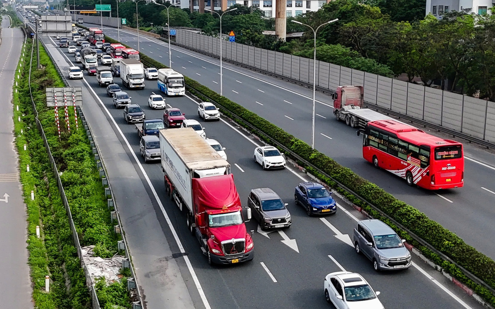 Chưa hết ngày nghỉ lễ, xe ô tô đã ùn ùn trở về Hà Nội, các cửa ngõ thủ đô tắc nghẽn hàng km