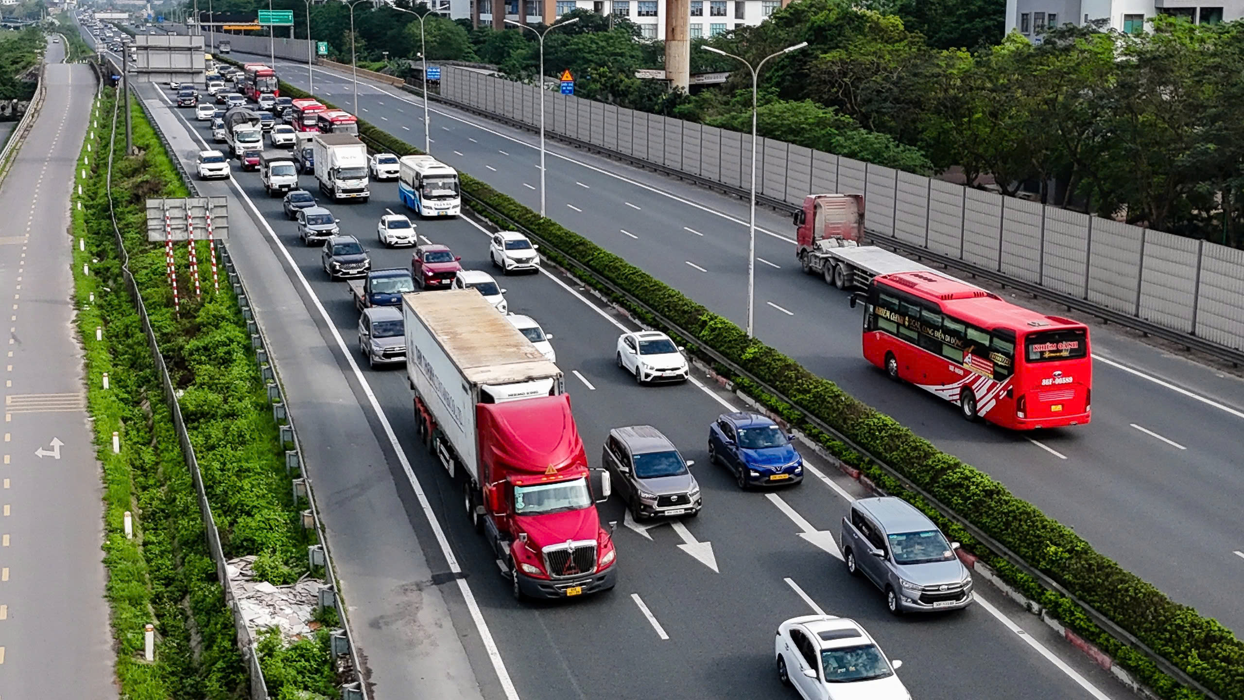 Chưa hết ng&agrave;y nghỉ lễ, xe &ocirc; t&ocirc; đ&atilde; &ugrave;n &ugrave;n trở về H&agrave; Nội, c&aacute;c cửa ng&otilde; thủ đ&ocirc; tắc nghẽn h&agrave;ng km- Ảnh 5.