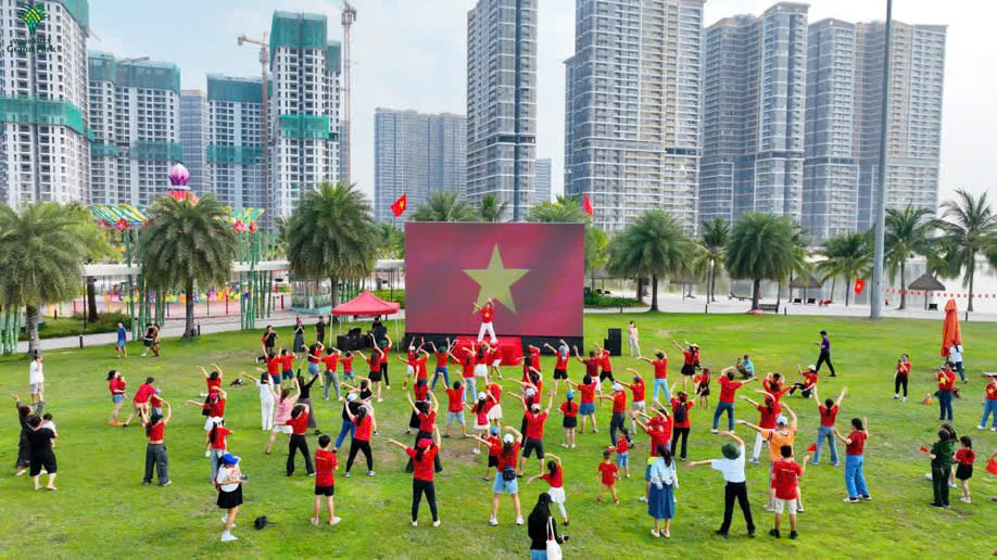 Hồ Quang Mẫn v&agrave; cư d&acirc;n Vinhomes T&acirc;n Cảng xếp h&igrave;nh cờ Tổ quốc, ch&agrave;o cờ tại Landmark 81- Ảnh 6.