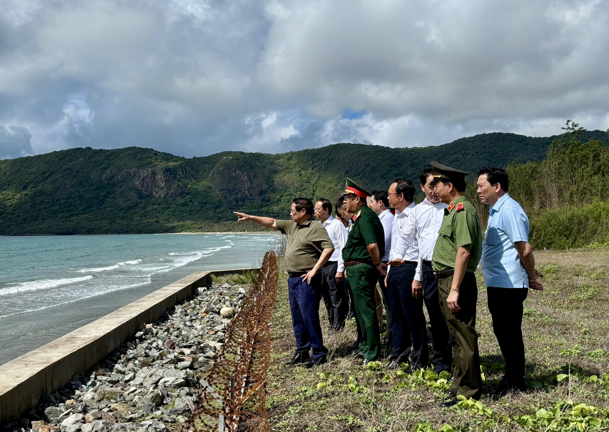 Thủ tướng Phạm Minh Chính kiểm tra sân bay, thăm gia đình chính sách ở Côn Đảo- Ảnh 4.