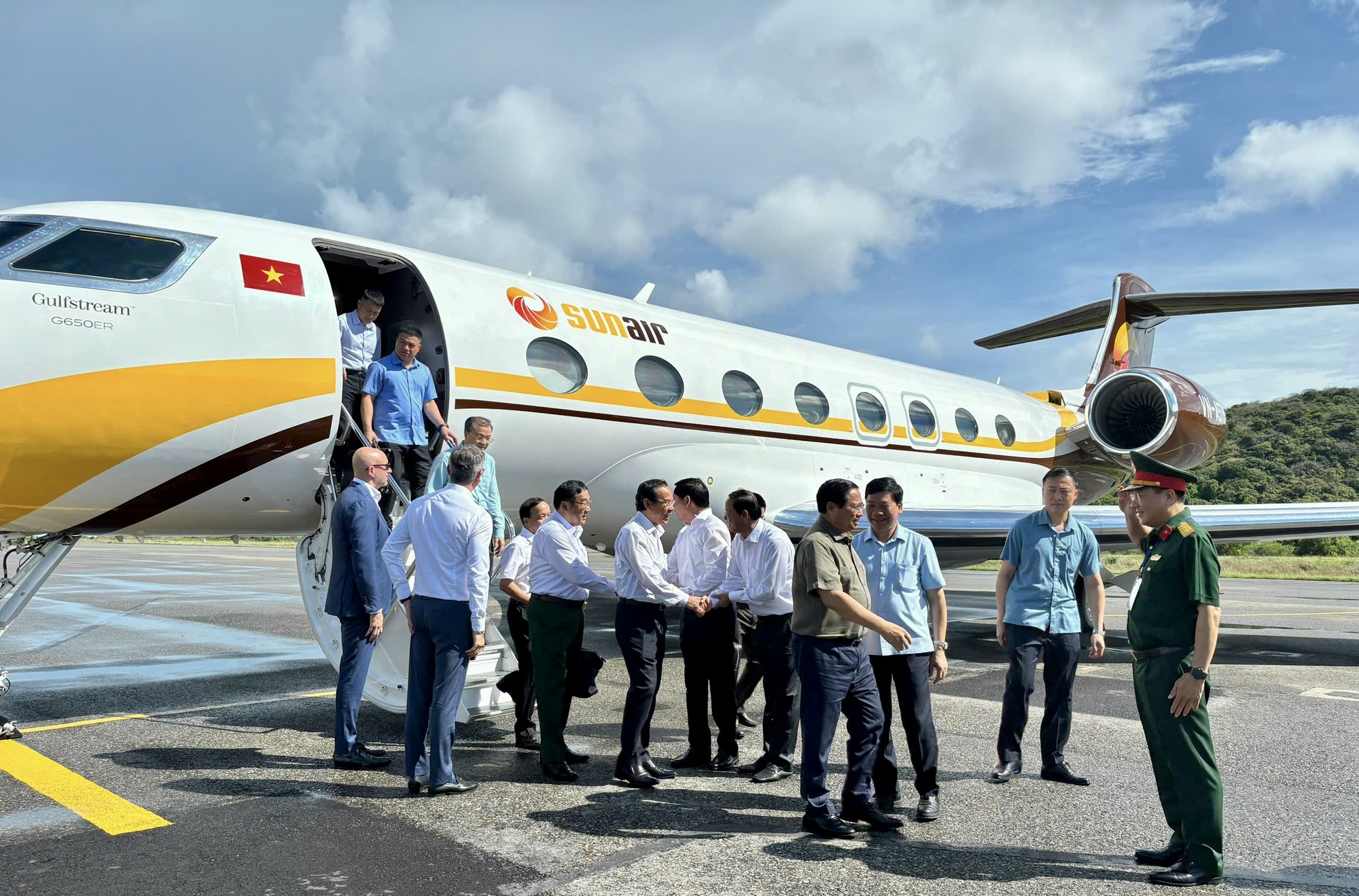 Thủ tướng Phạm Minh Chính kiểm tra sân bay, thăm gia đình chính sách ở Côn Đảo- Ảnh 1.