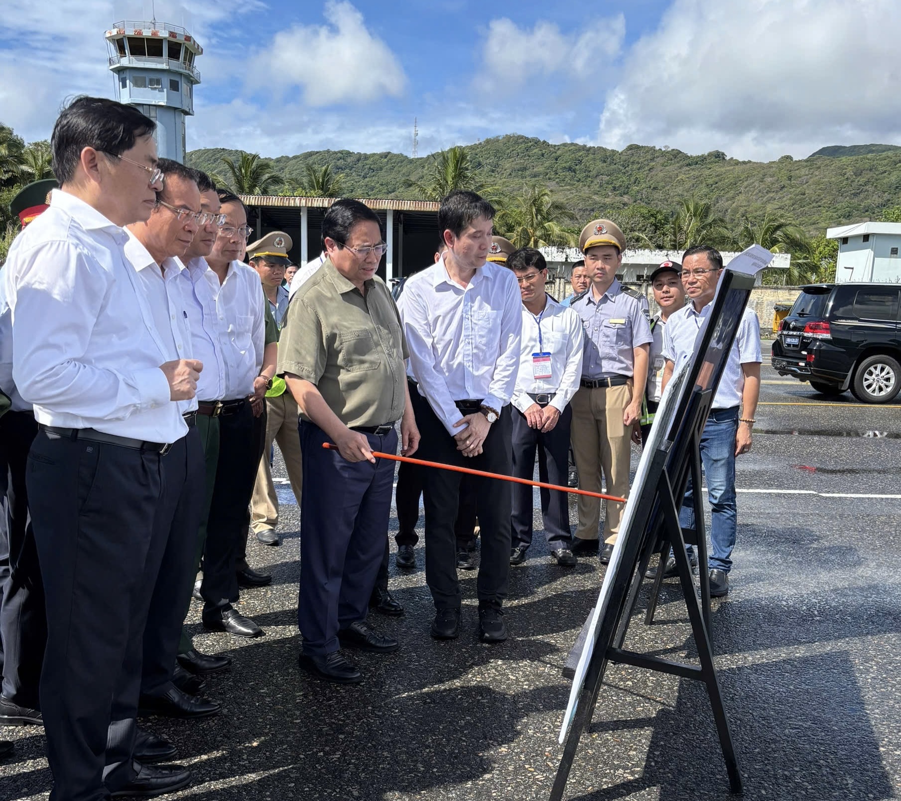 Thủ tướng Phạm Minh Chính kiểm tra sân bay, thăm gia đình chính sách ở Côn Đảo- Ảnh 2.