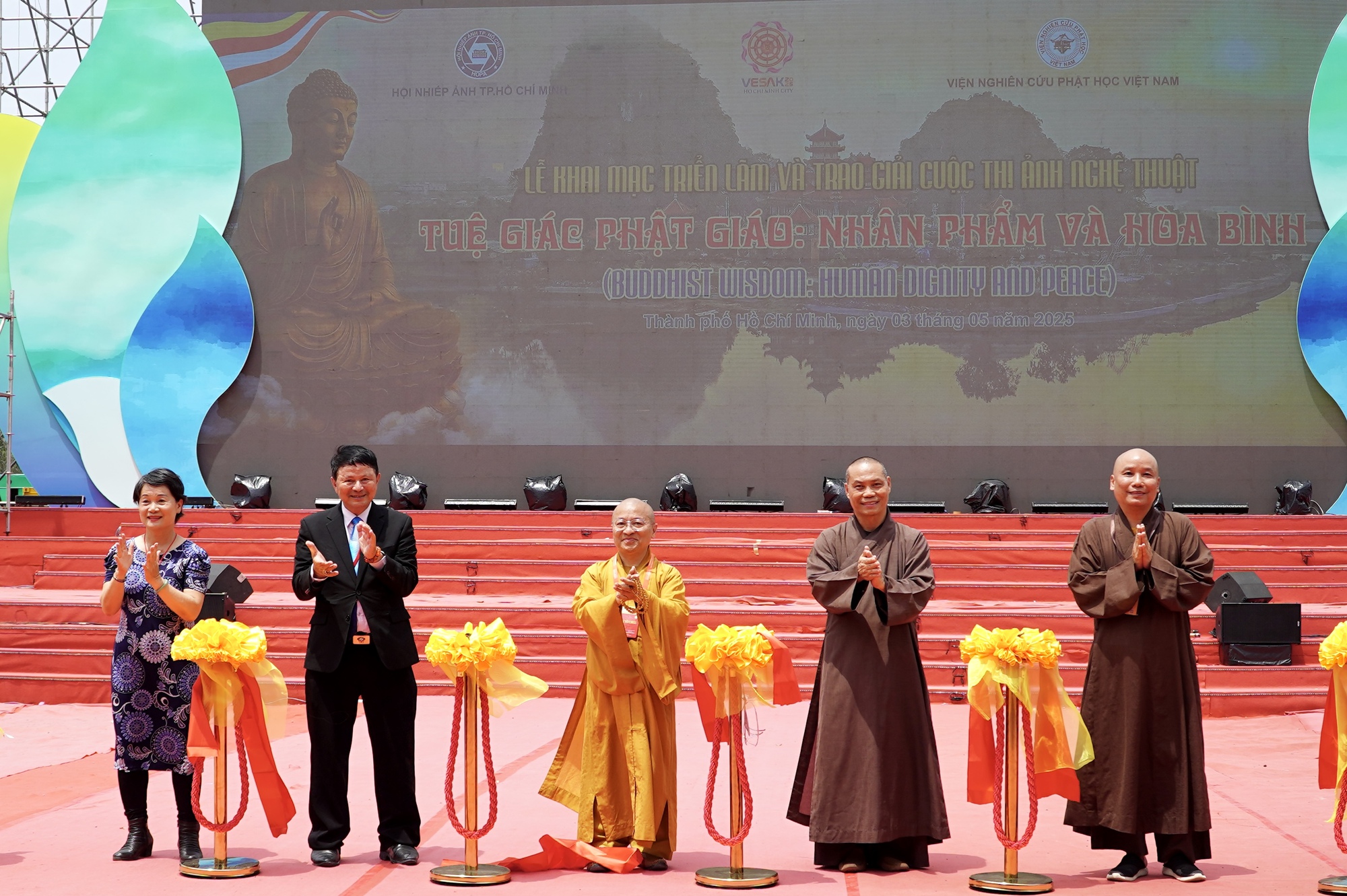 Khai mạc triển l&atilde;m v&agrave; trao giải cuộc thi ảnh &ldquo;Tuệ gi&aacute;c phật gi&aacute;o: Nh&acirc;n phẩm v&agrave; h&ograve;a b&igrave;nh&rdquo;- Ảnh 1.