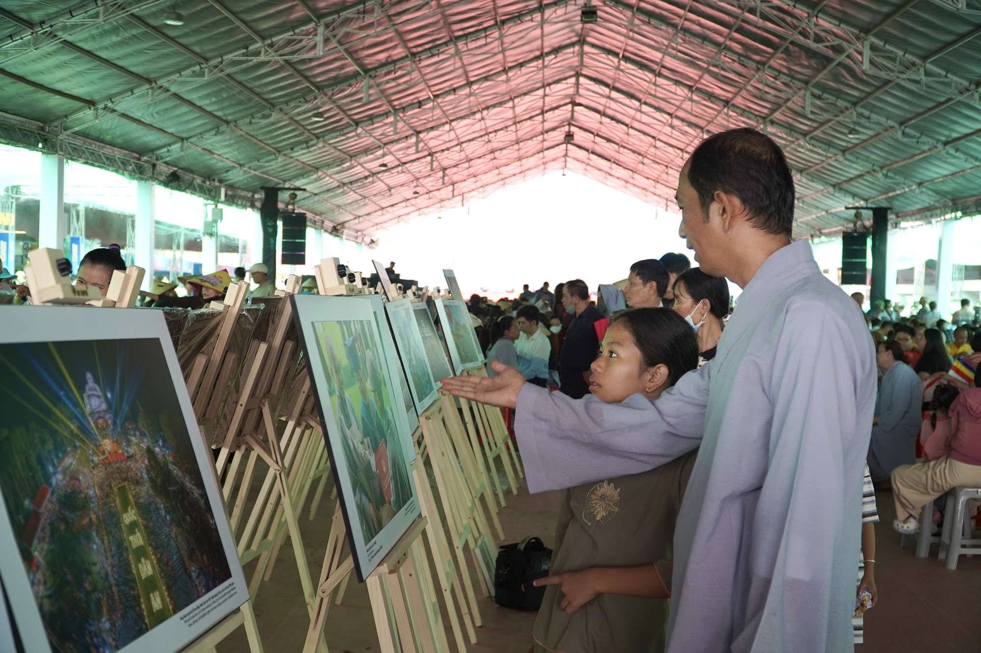 Khai mạc triển l&atilde;m v&agrave; trao giải cuộc thi ảnh &ldquo;Tuệ gi&aacute;c phật gi&aacute;o: Nh&acirc;n phẩm v&agrave; h&ograve;a b&igrave;nh&rdquo;- Ảnh 3.