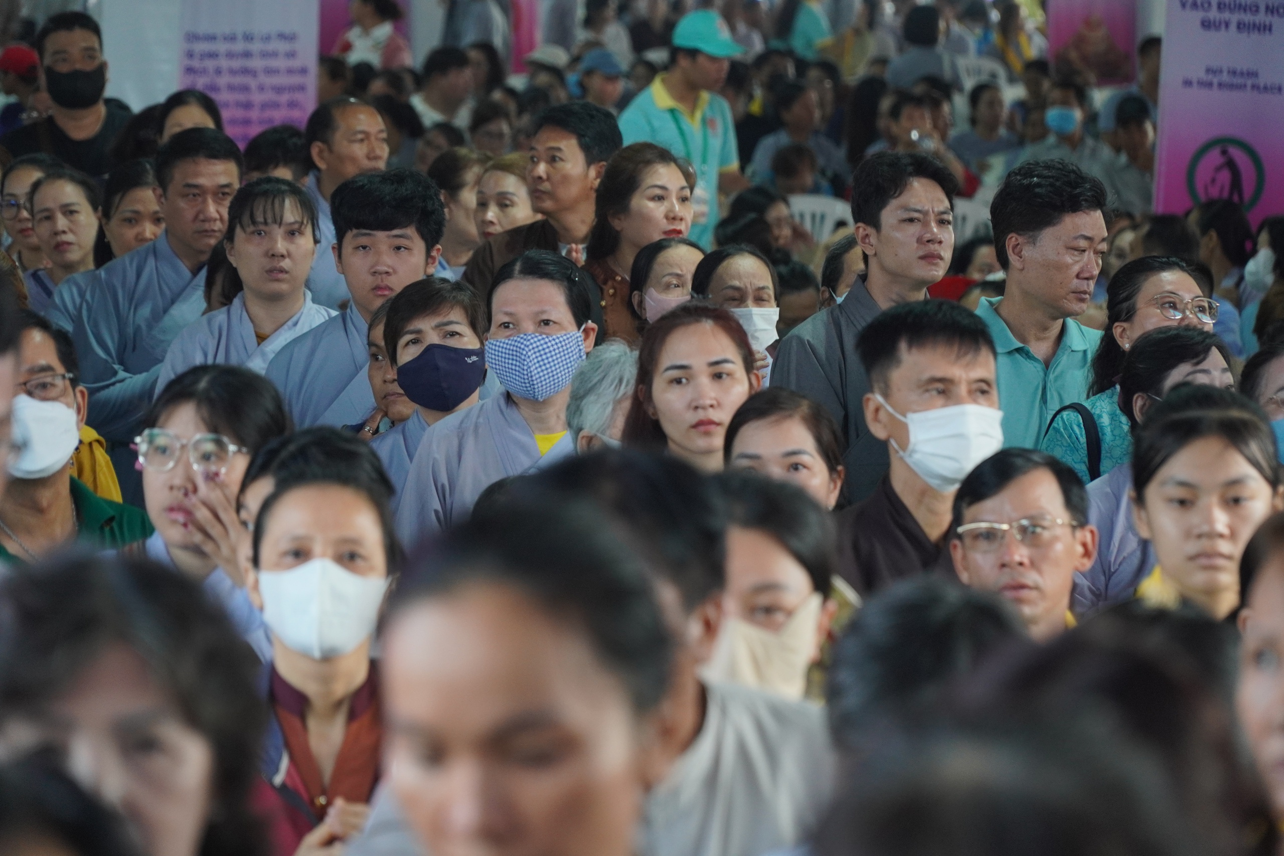 Hàng ngàn phật tử xếp hàng chờ chiêm bái Xá lợi Đức Phật ở Bình Chánh - Ảnh 8.