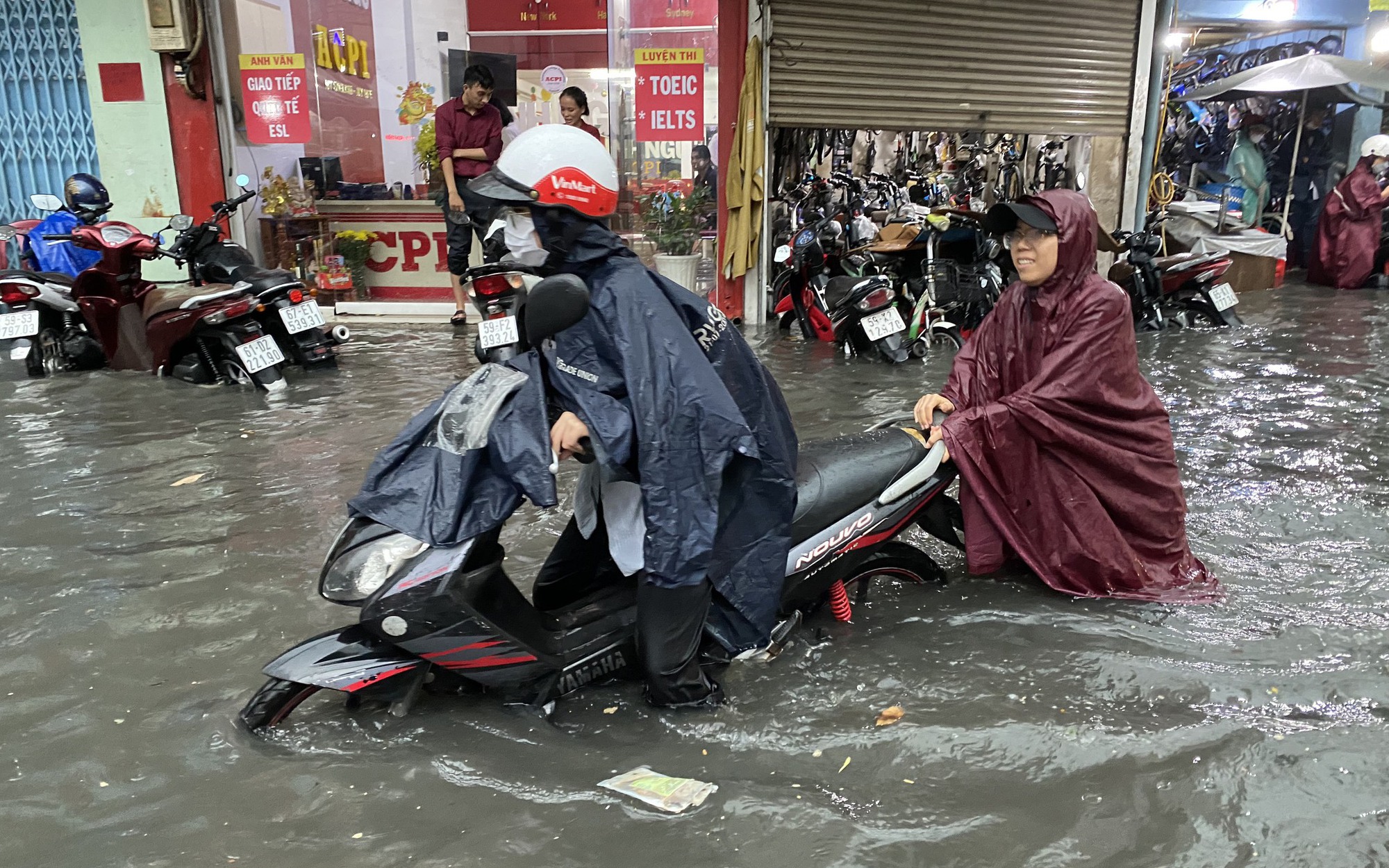 TP HCM sắp đón nhiều cơn mưa lớn, người dân lưu thông dưới mưa cần chú ý gì?
