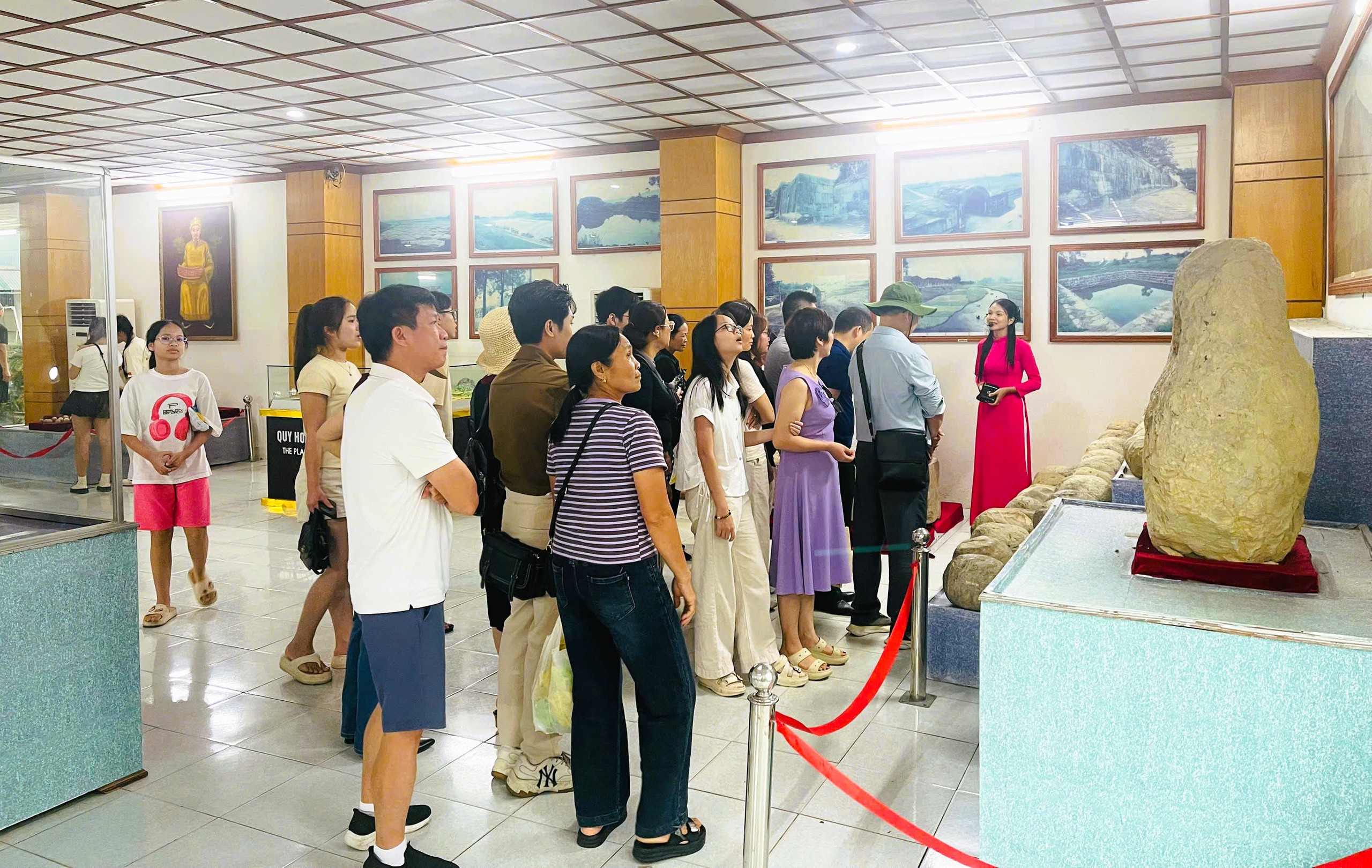 Cho&aacute;ng với lượng kh&aacute;ch du lịch "cực khủng" đổ về Thanh H&oacute;a dịp lễ 30-4 v&agrave; 1-5- Ảnh 2.