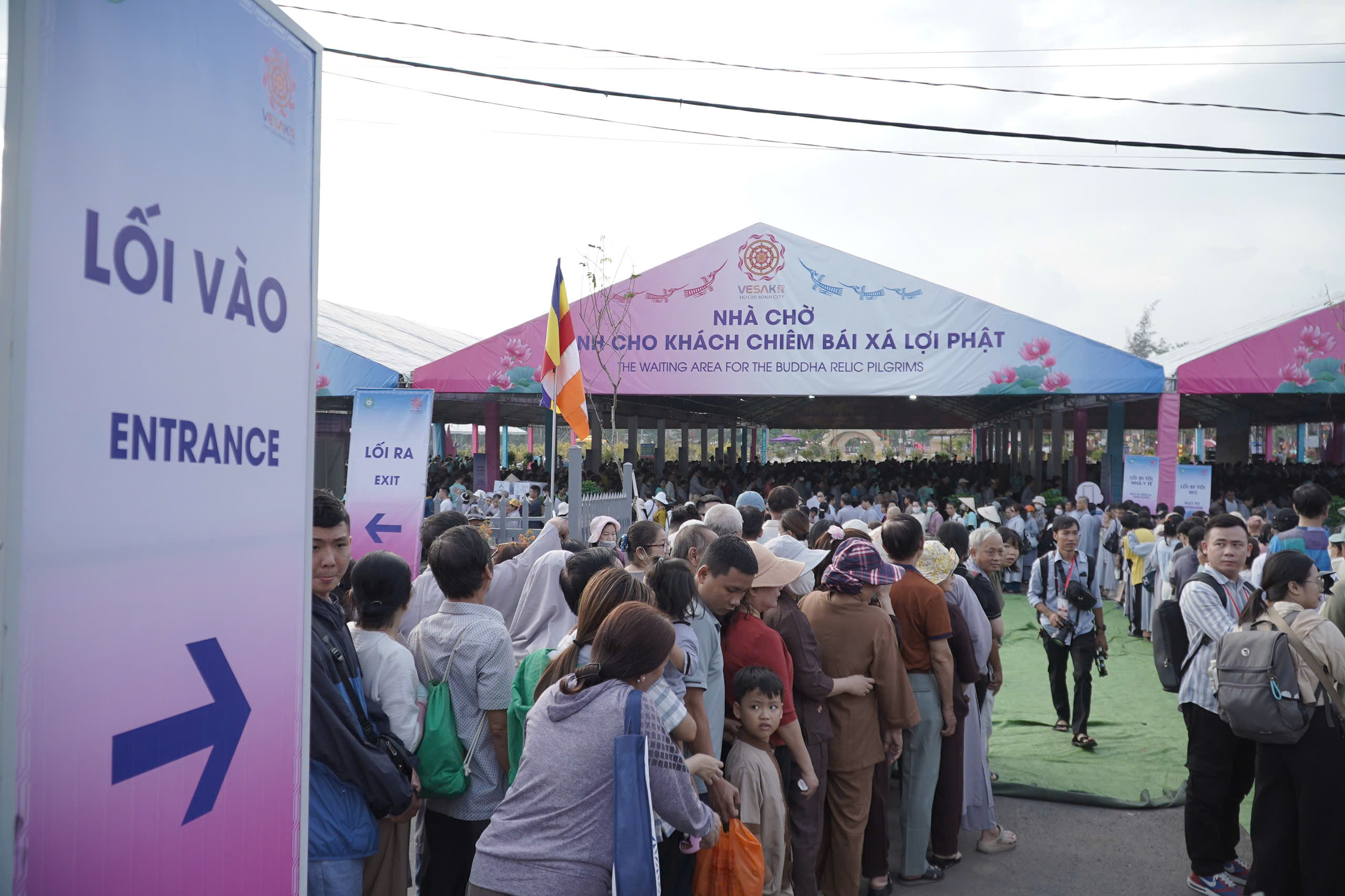 Ghi nhận sáng đầu tiên khai mở chiêm bái Xá lợi Đức Phật tại chùa Thanh Tâm- Ảnh 2.
