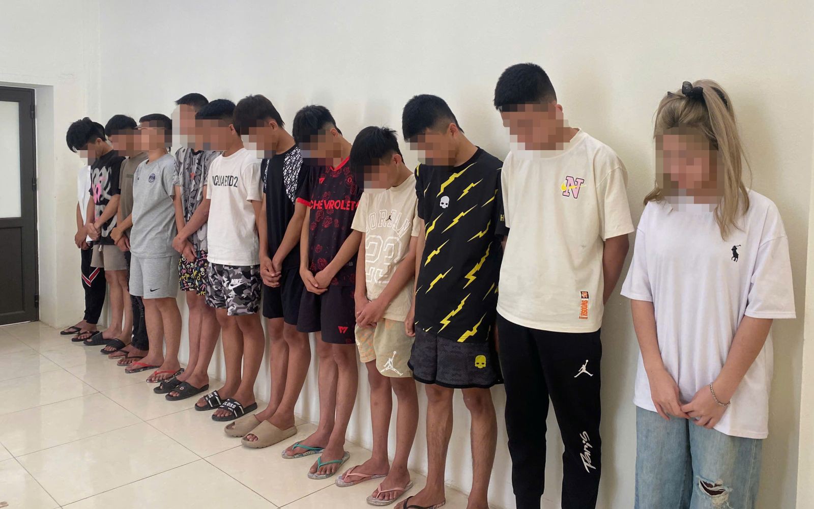 Trêu ghẹo thiếu nữ, 2 người bị đánh gục giữa đường phố