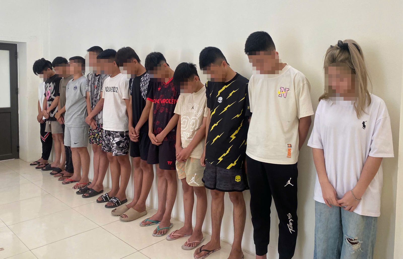 Tr&ecirc;u ghẹo thiếu nữ, 2 người bị đ&aacute;nh gục giữa đường phố- Ảnh 1.