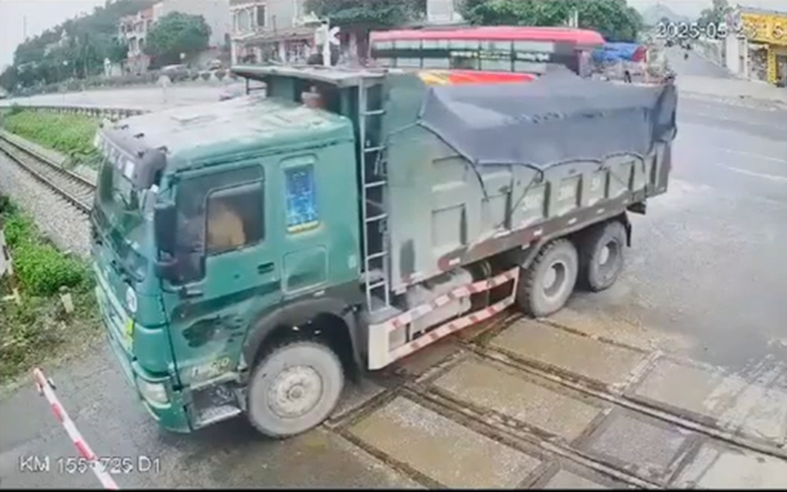 VIDEO: Xe tải "Hổ vồ" tông gãy rào chắn, cố băng qua đường sắt khi tàu đến gần