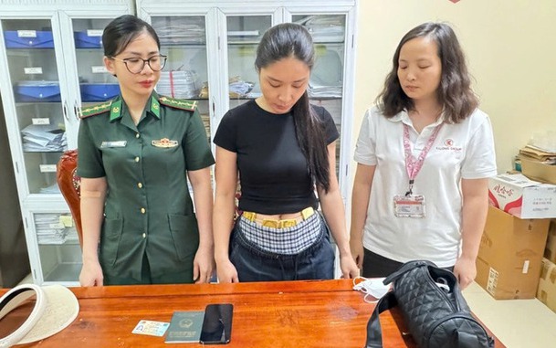 Người phụ nữ buộc 4 kg vàng ngang bụng qua cửa khẩu