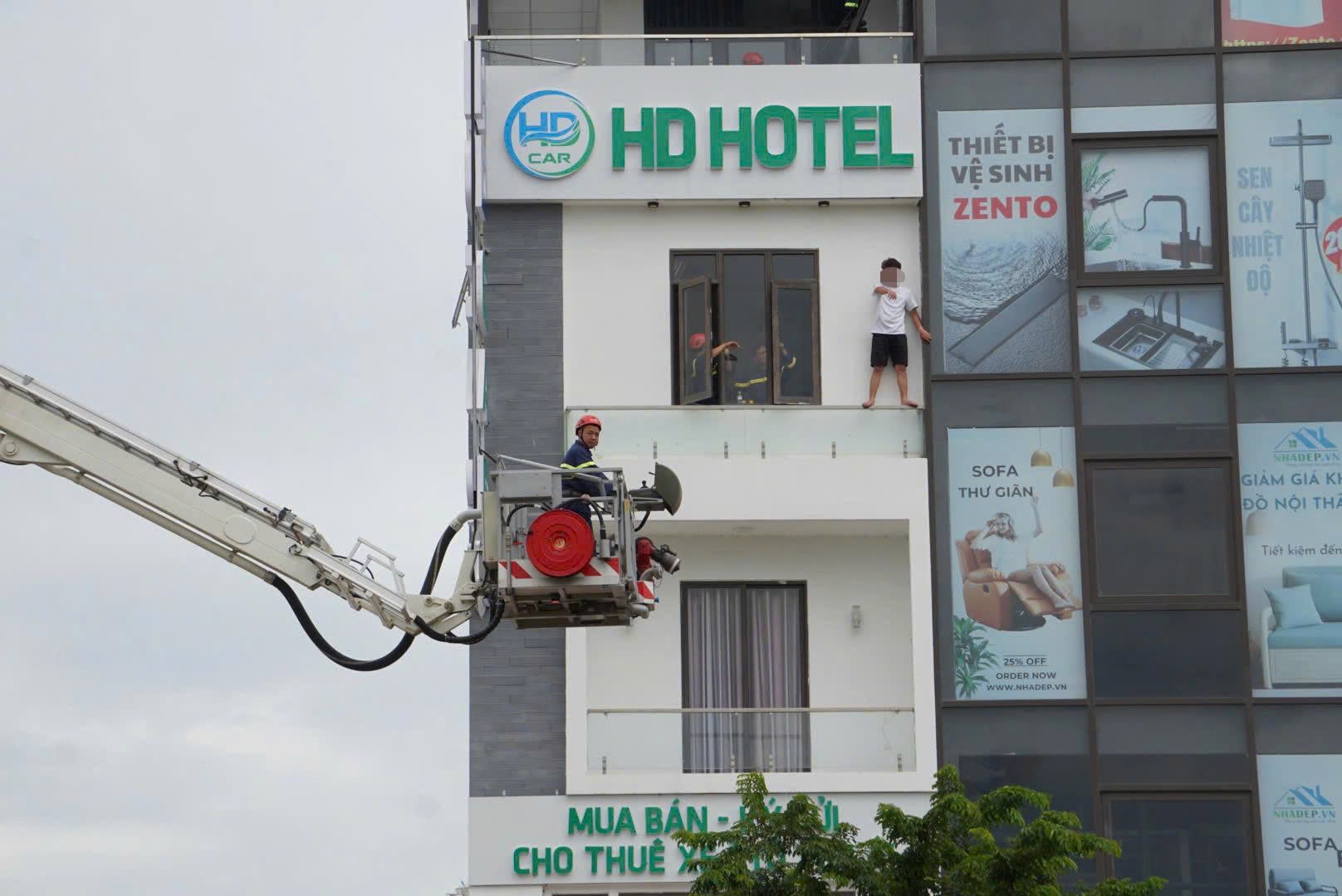 H&agrave;nh động lạ của nam thanh ni&ecirc;n tr&ecirc;n lan can tầng 4 nh&agrave; nghỉ- Ảnh 1.