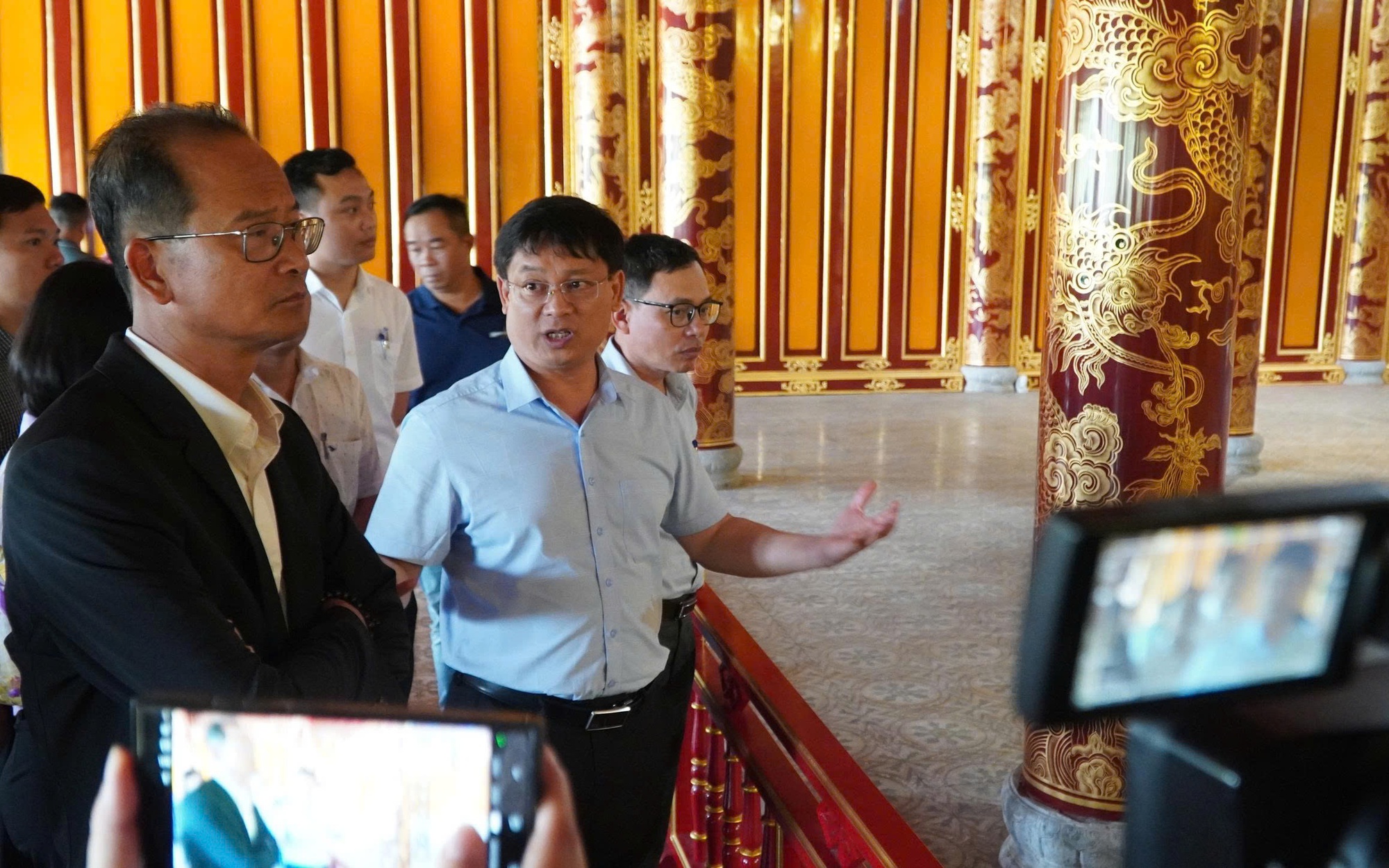 Đơn vị quản lý "Ngai vua triều Nguyễn" lý giải việc roi điện bị thu hồi