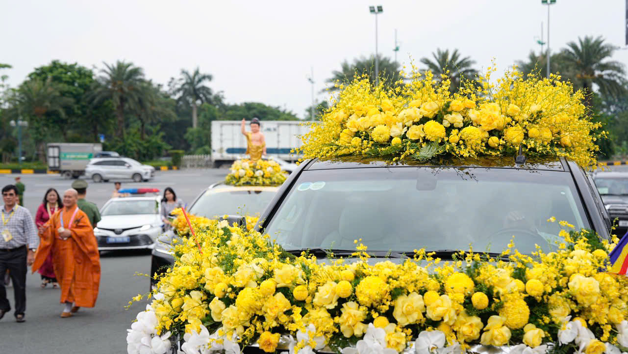 Cung tiễn xá lợi Đức Phật tại sân bay Nội Bài - Ảnh 2.