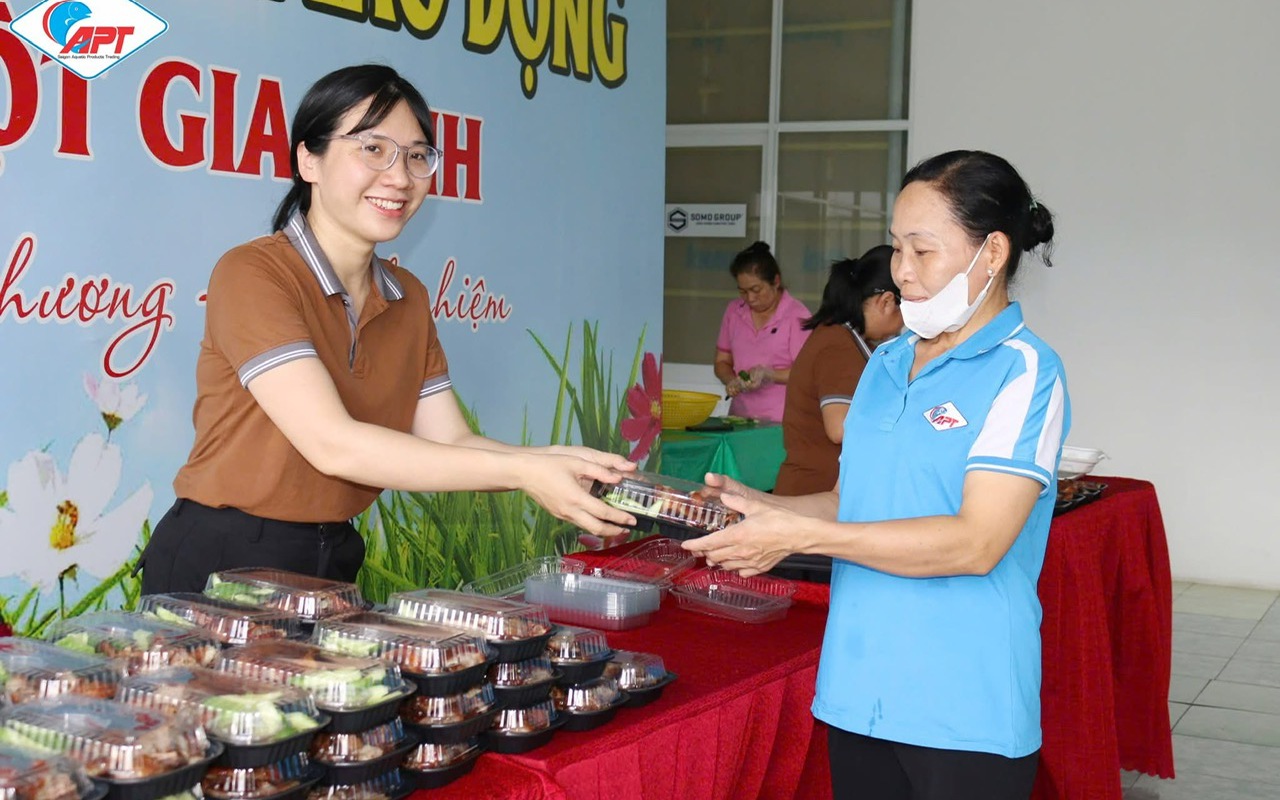 Bữa ăn "điểm 10" của công nhân