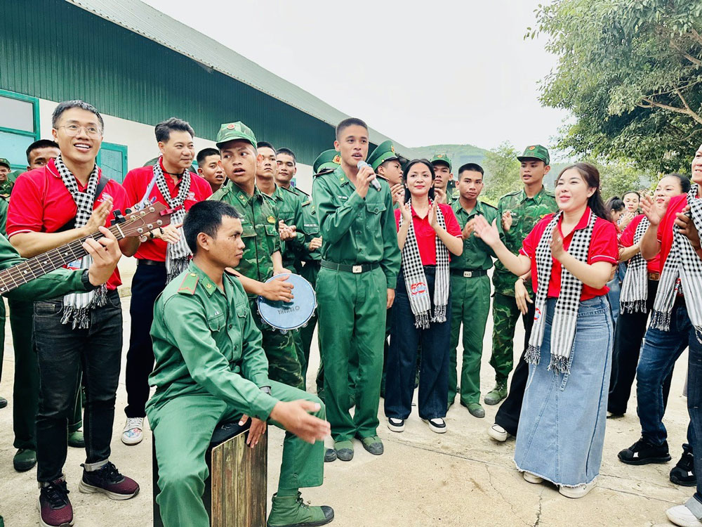 Thắp lửa sáng tạo cho văn nghệ sĩ - Ảnh 1.
