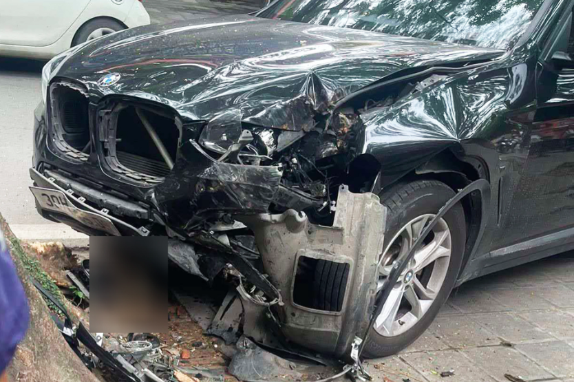 Xe &ocirc; t&ocirc; BMW va chạm xe m&aacute;y, c&ocirc; g&aacute;i 18 tuổi bị đứt l&igrave;a ch&acirc;n phải- Ảnh 1.