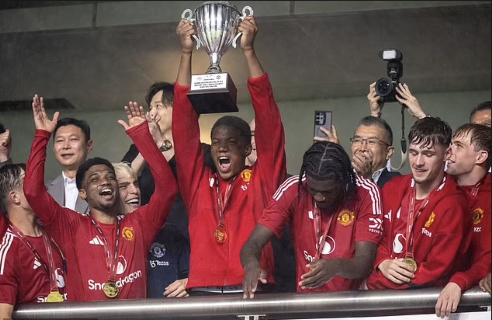 Man United thắng nhọc Hồng K&ocirc;ng (Trung Quốc), sắp mất thủ qu&acirc;n Bruno Fernandes - Ảnh 4.
