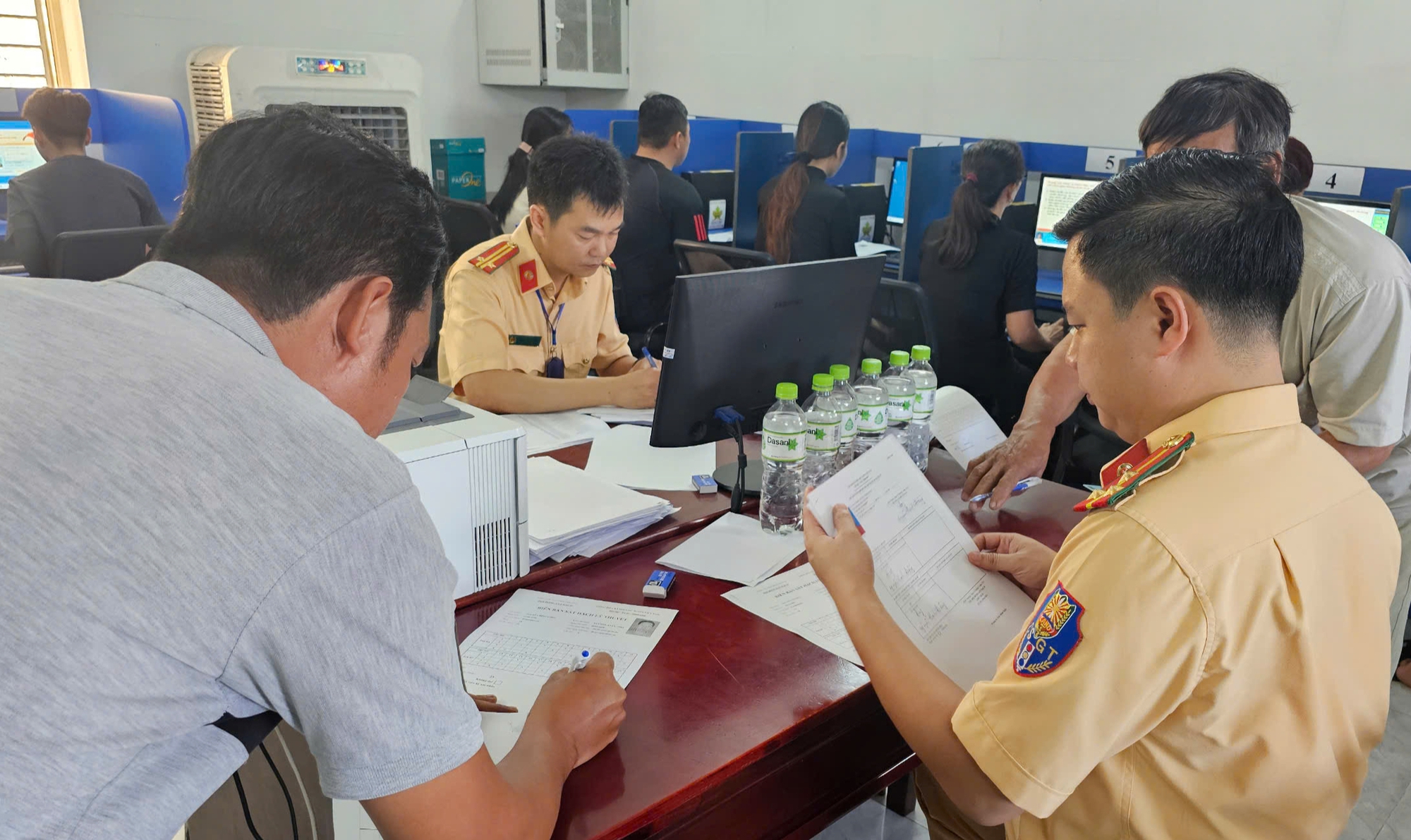 Những h&igrave;nh ảnh về kỳ s&aacute;t hạch l&aacute;i xe đầu ti&ecirc;n được Cảnh s&aacute;t giao th&ocirc;ng B&igrave;nh Dương tổ chức- Ảnh 7.