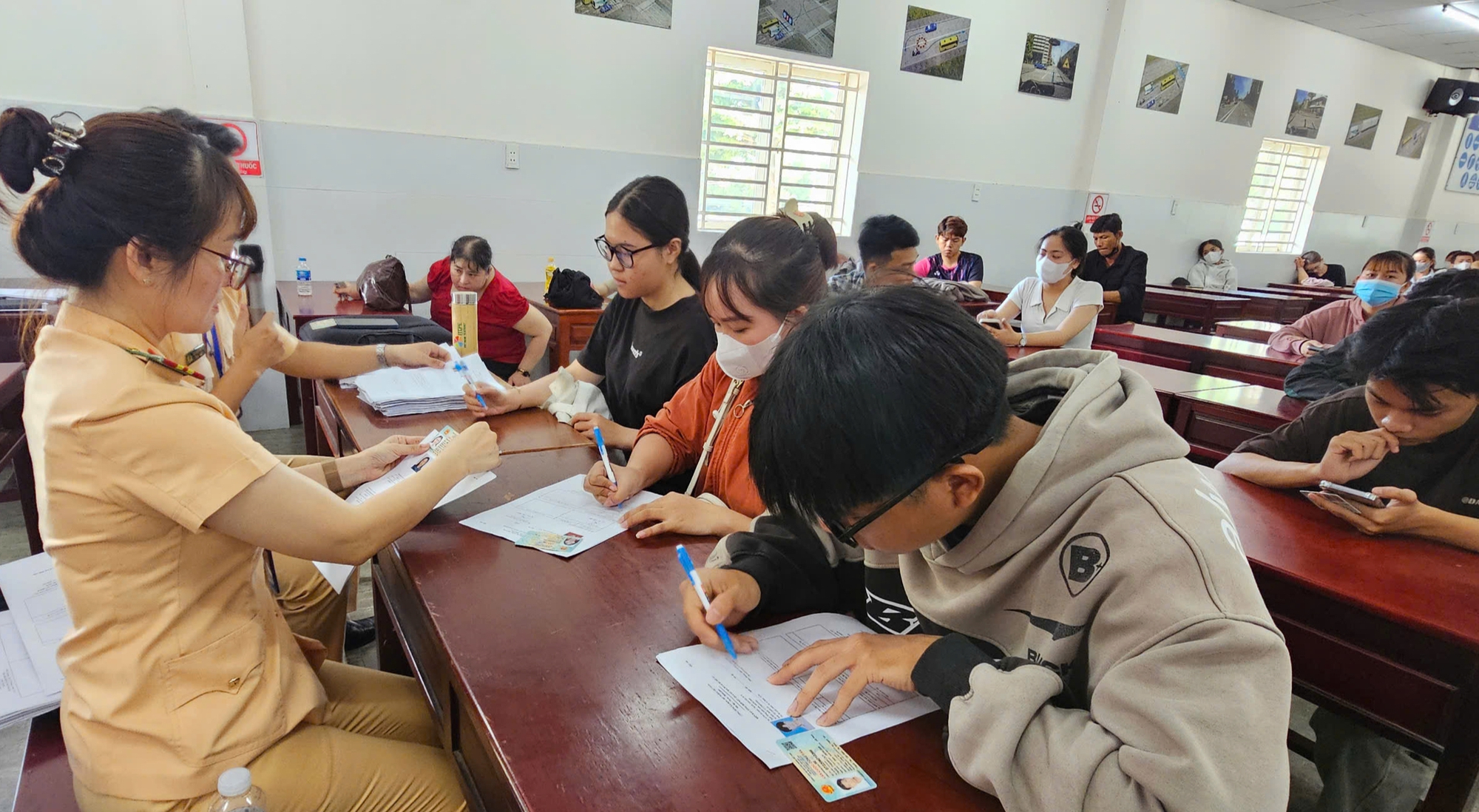 Những h&igrave;nh ảnh về kỳ s&aacute;t hạch l&aacute;i xe đầu ti&ecirc;n được Cảnh s&aacute;t giao th&ocirc;ng B&igrave;nh Dương tổ chức- Ảnh 6.
