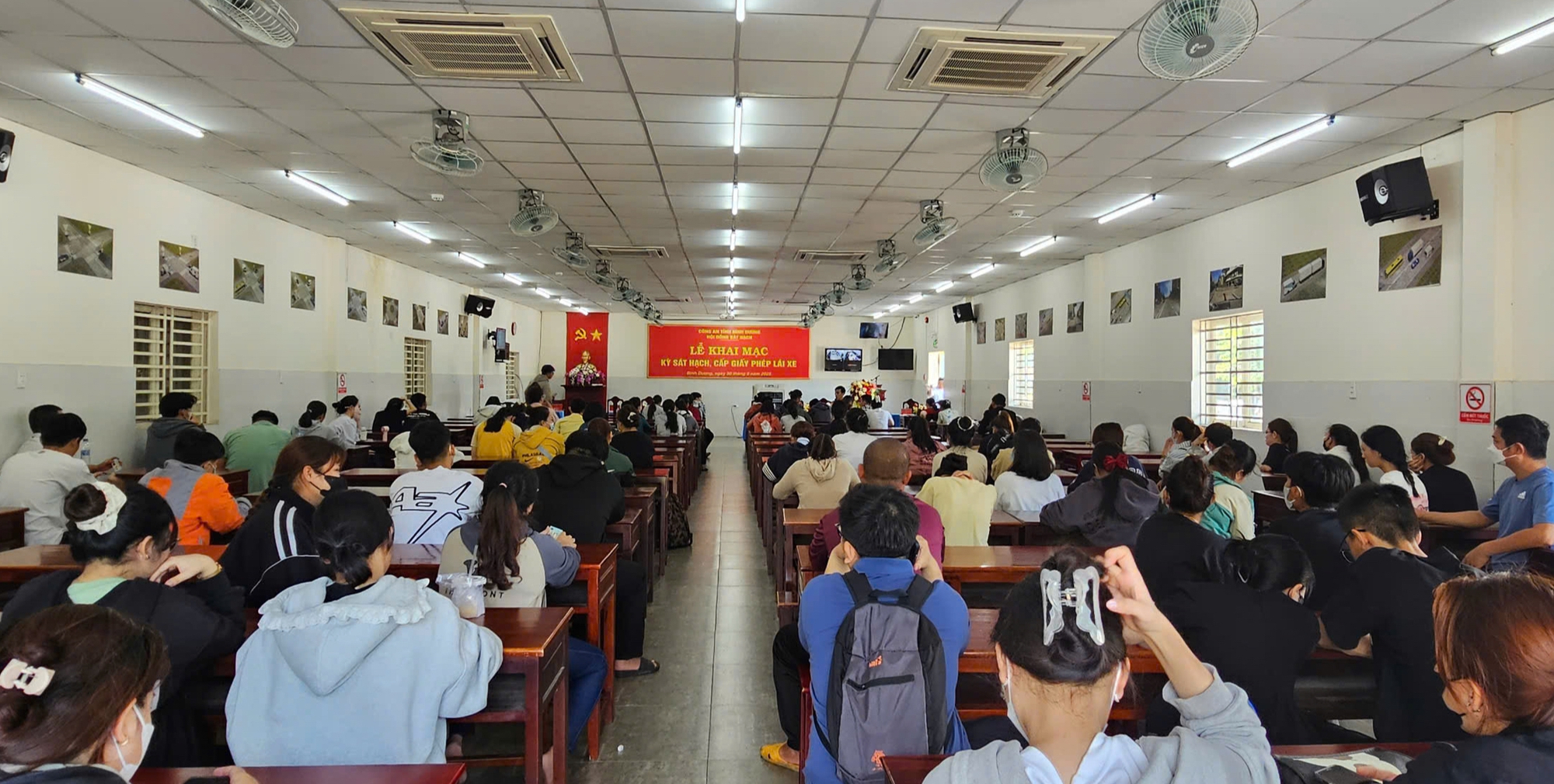 Những h&igrave;nh ảnh về kỳ s&aacute;t hạch l&aacute;i xe đầu ti&ecirc;n được Cảnh s&aacute;t giao th&ocirc;ng B&igrave;nh Dương tổ chức- Ảnh 3.