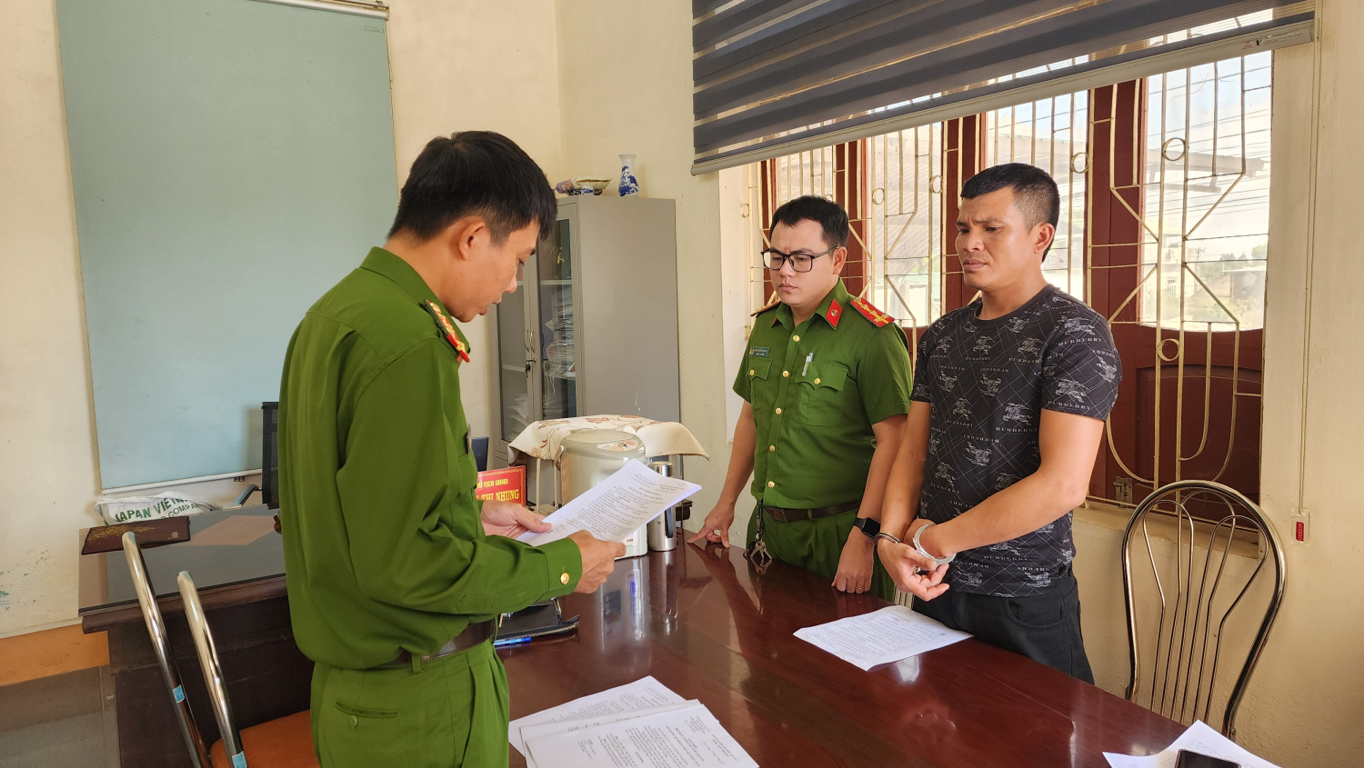 Th&aacute;ch thức, chống đối lực lượng CSGT, một t&agrave;i xế bị khởi tố - Ảnh 1.