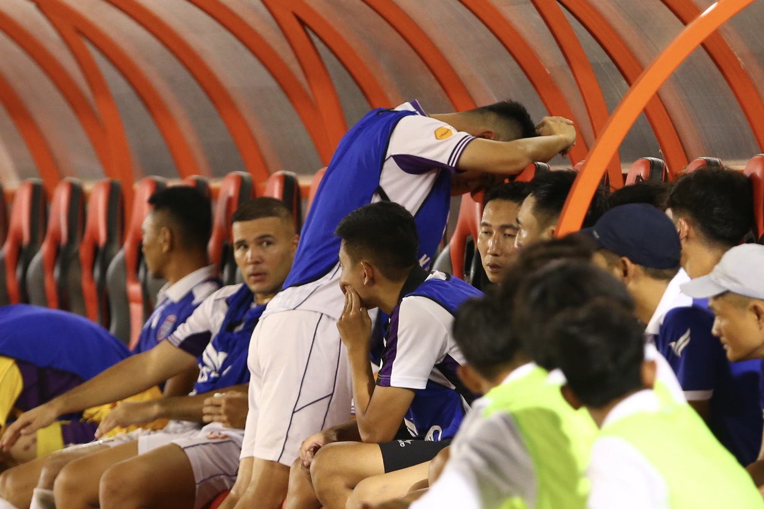 Tiến Linh gục mặt v&agrave; mu&ocirc;n v&agrave;n cảm x&uacute;c khi ngồi ngo&agrave;i hết trận - Ảnh 7.