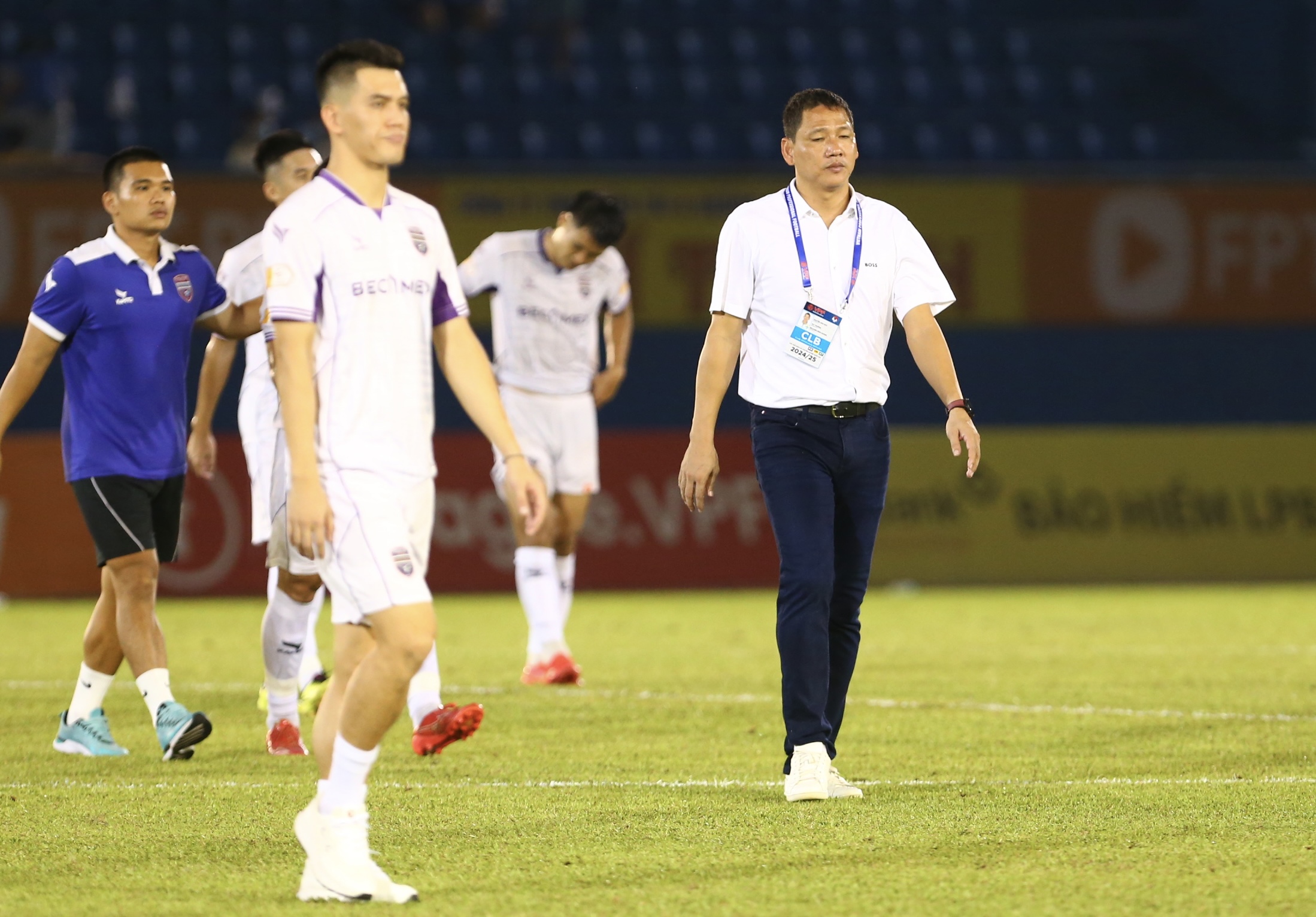 Tiến Linh gục mặt v&agrave; mu&ocirc;n v&agrave;n cảm x&uacute;c khi ngồi ngo&agrave;i hết trận - Ảnh 8.