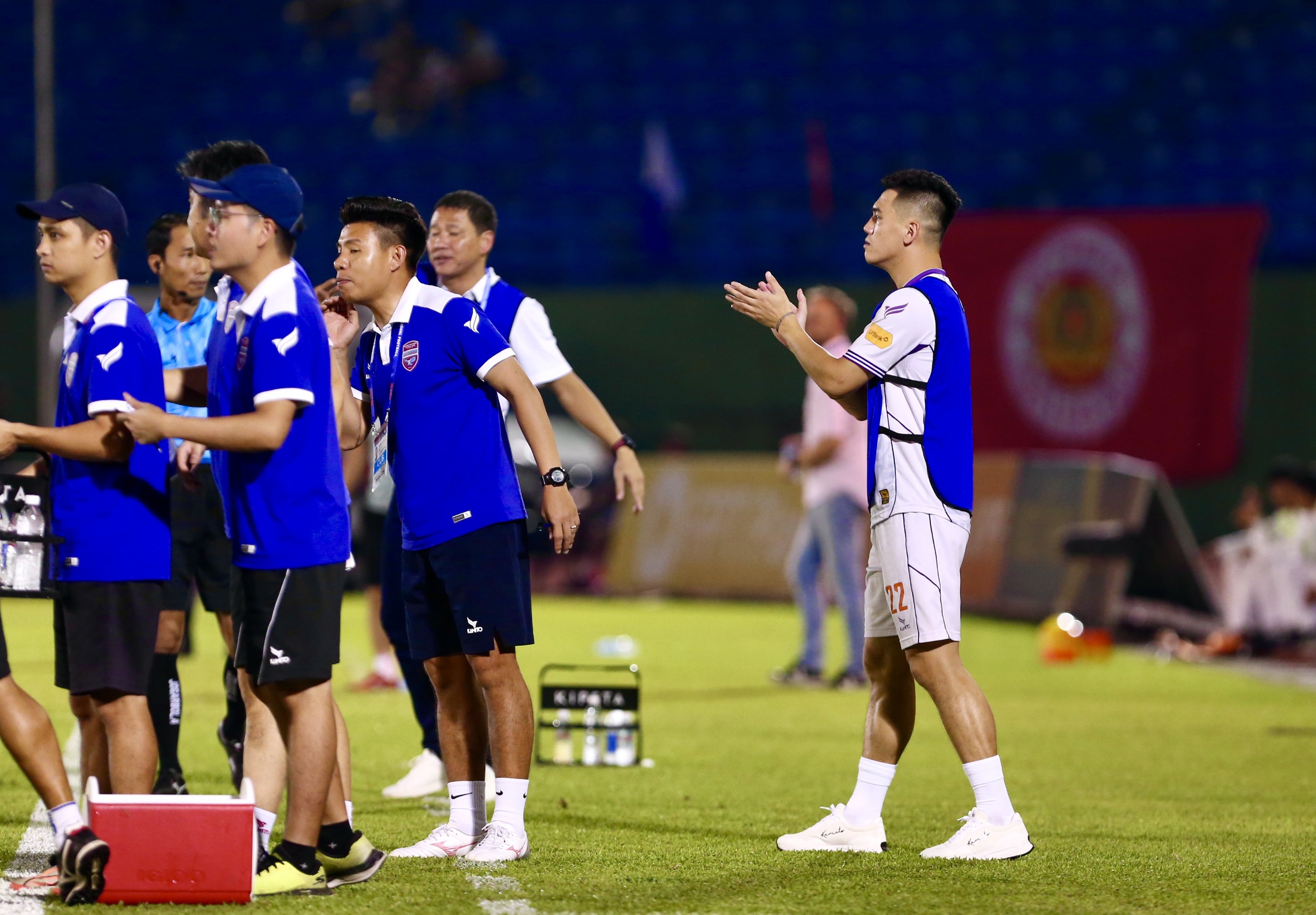 Tiến Linh gục mặt v&agrave; mu&ocirc;n v&agrave;n cảm x&uacute;c khi ngồi ngo&agrave;i hết trận - Ảnh 5.