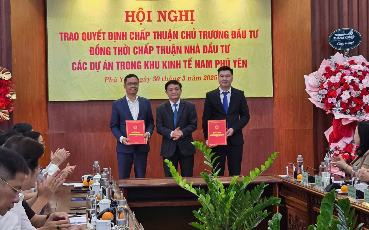 Phú Yên trao quyết định đầu tư 2 dự án động lực