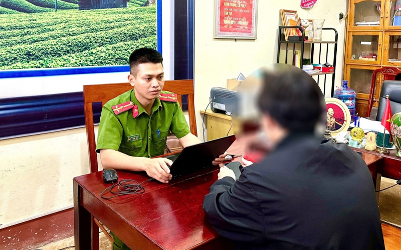 Bí ẩn phía sau cuộc gọi video có hình ảnh cảnh sát đang thẩm vấn